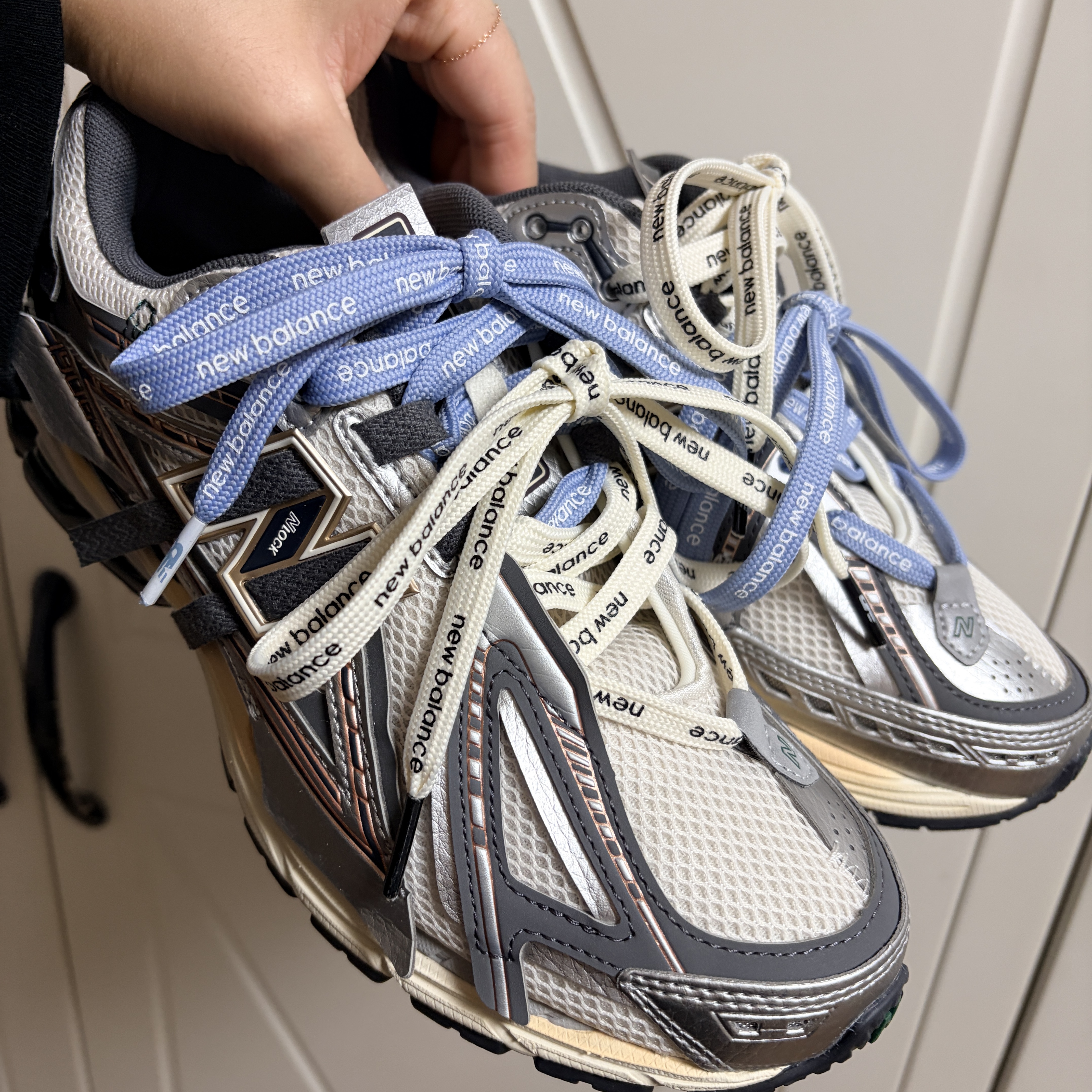 New Balance 1906A Silver Metallic Castlerock 착용 스타일