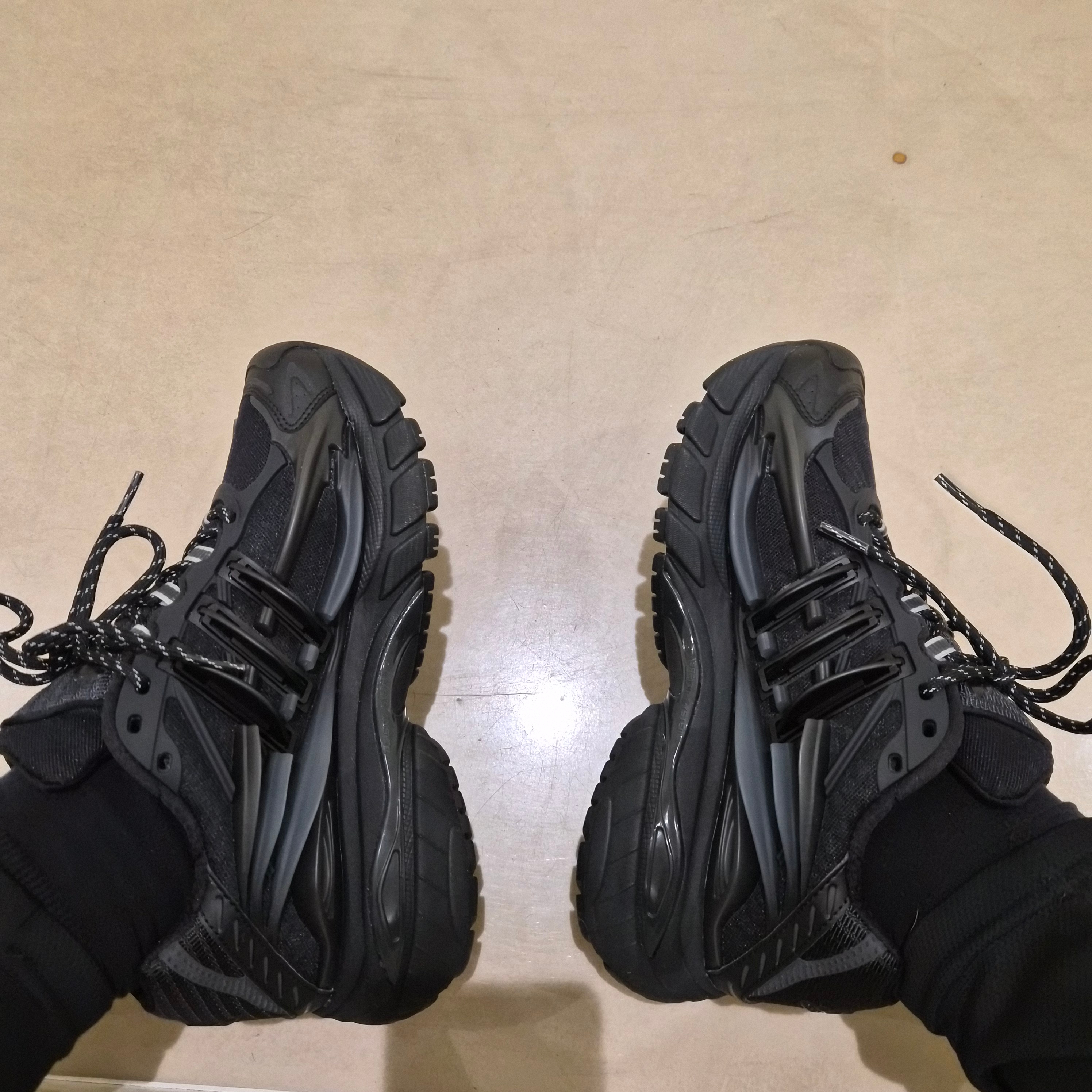 Adidas x Pharrell Williams Virginia Adistar Jellyfish Triple Black 착용 스타일 - 3