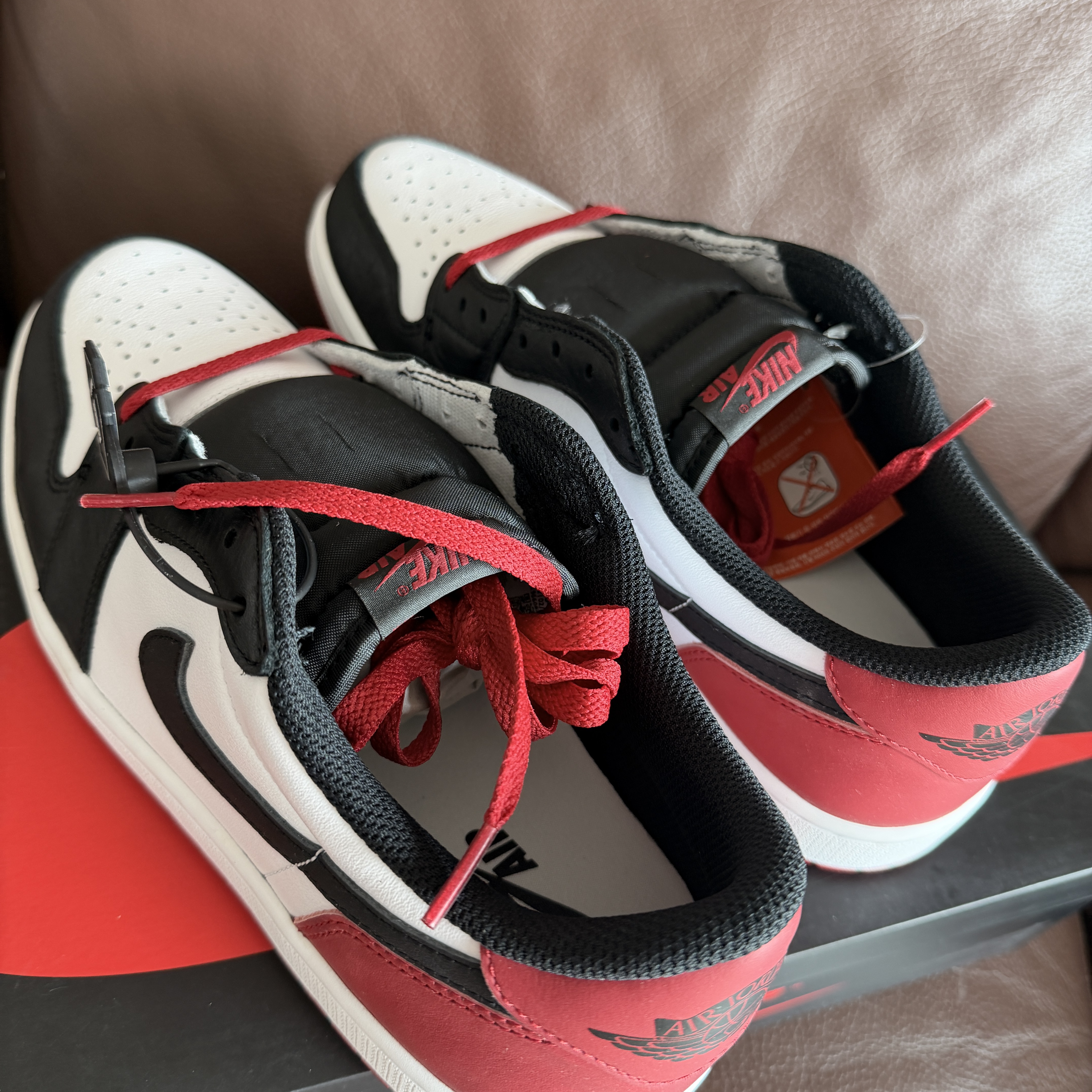 Jordan 1 Retro Low OG Black Toe 착용 스타일 - 2