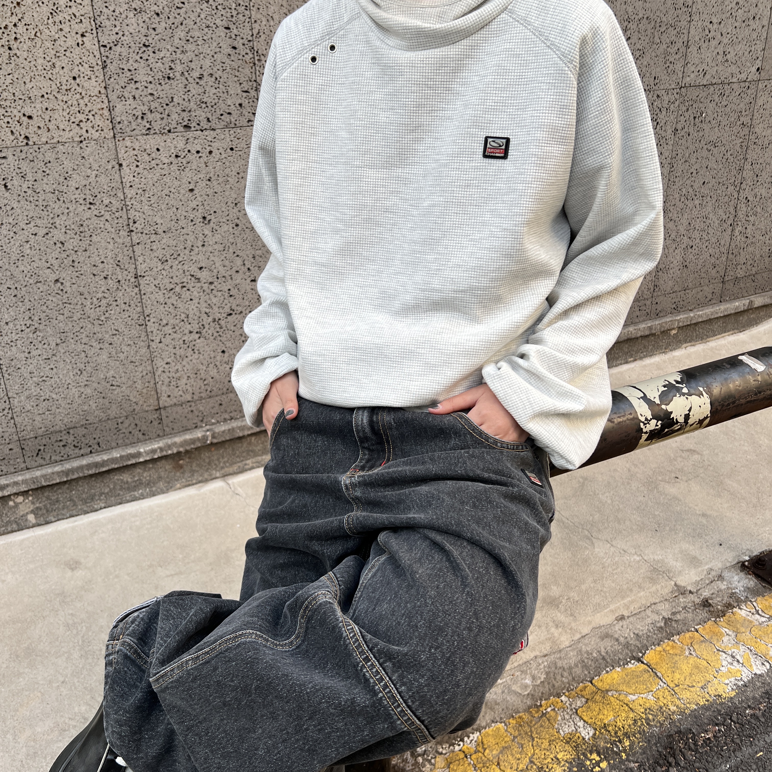 SPORT CHAMBER SC Waffle Ear-Open Hood T-shirt 1% Gray, SPORT CHAMBER SC Star Carpenter Denim Pants BLACK 착용 스타일 - 1