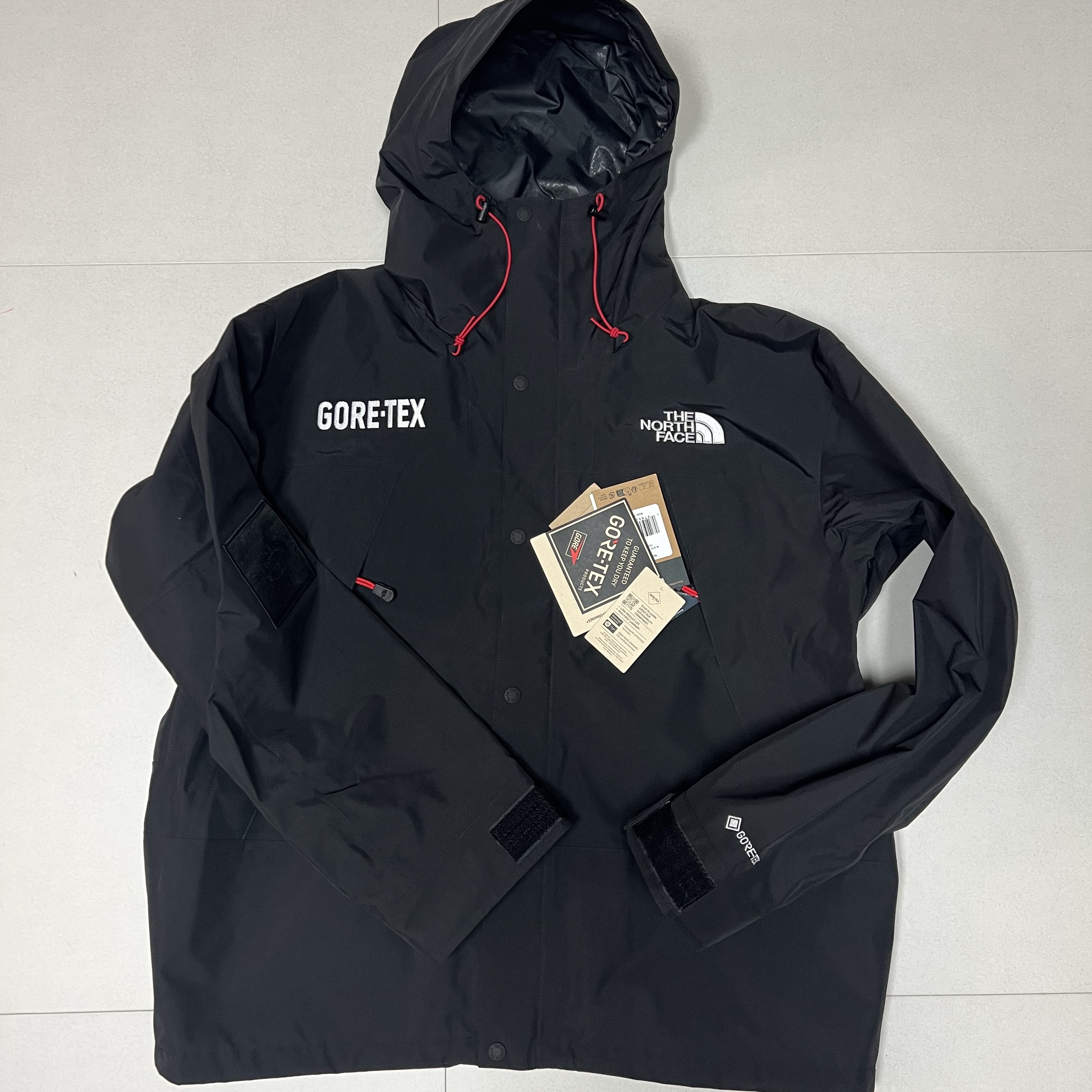 The North Face 40th Anniversary GTX Mountain Jacket Black - 25SS 착용 스타일