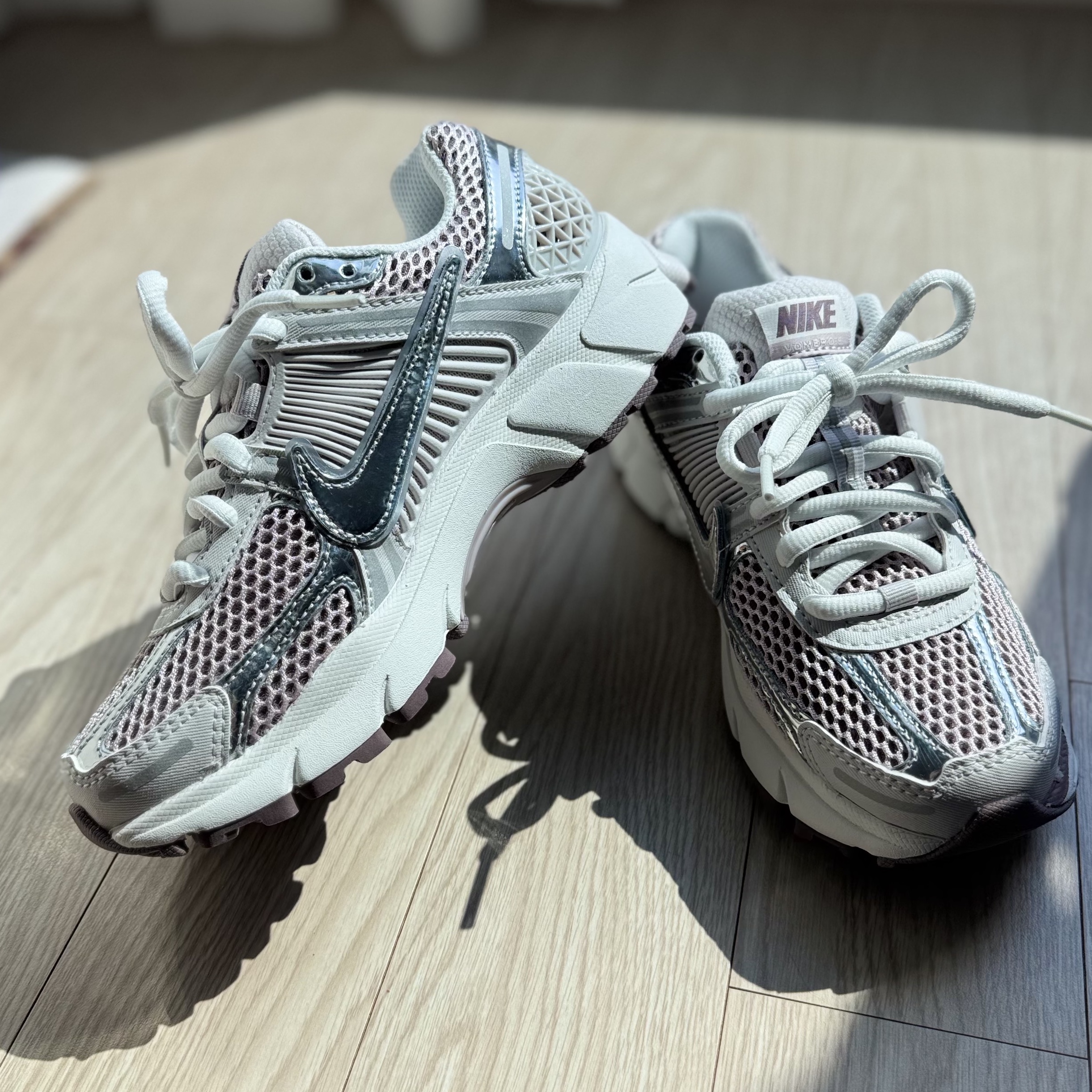 (W) Nike Zoom Vomero 5 Metallic Silver Platinum Violet 착용 스타일 - 1