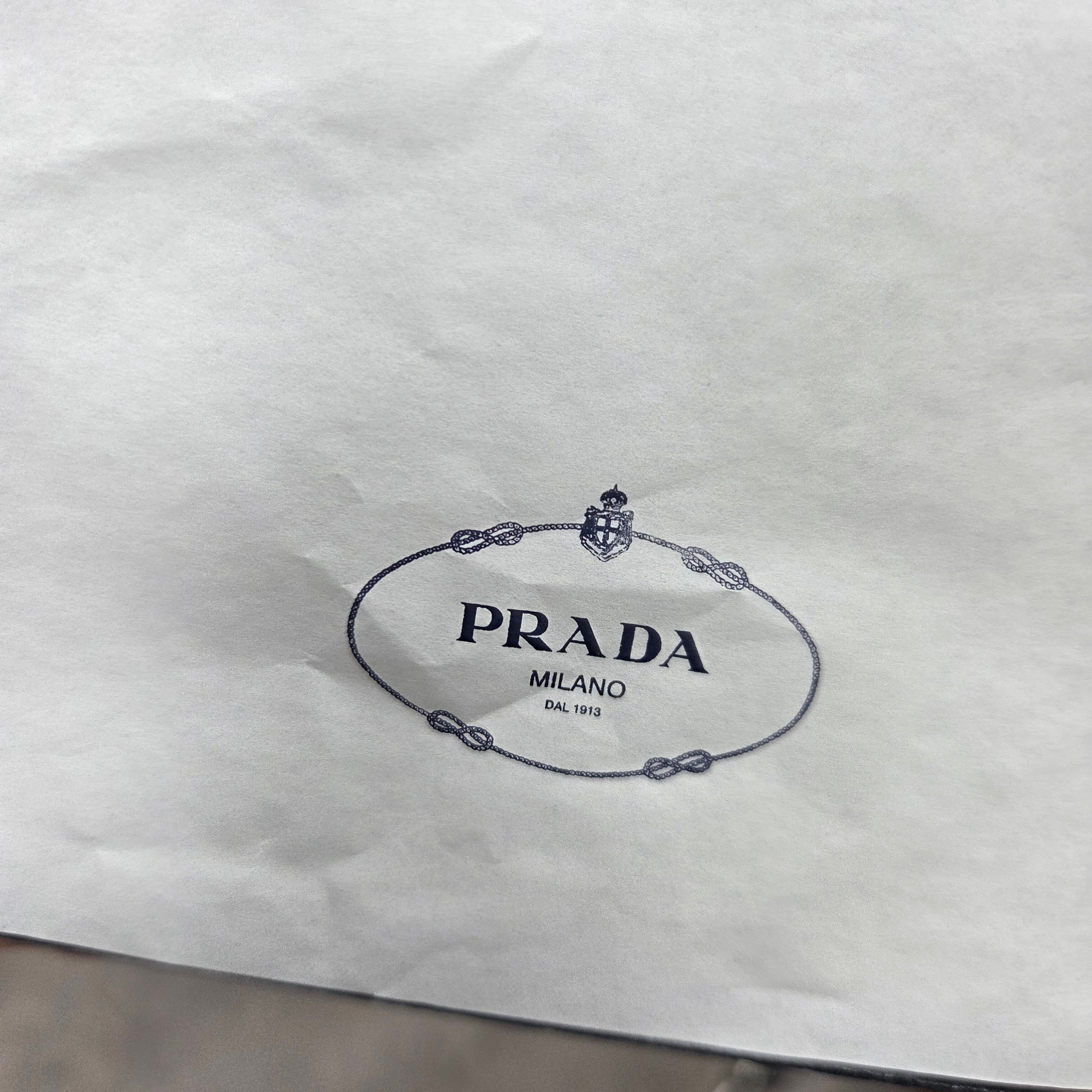 Prada Saffiano Leather Wallet Black 착용 스타일 - 1