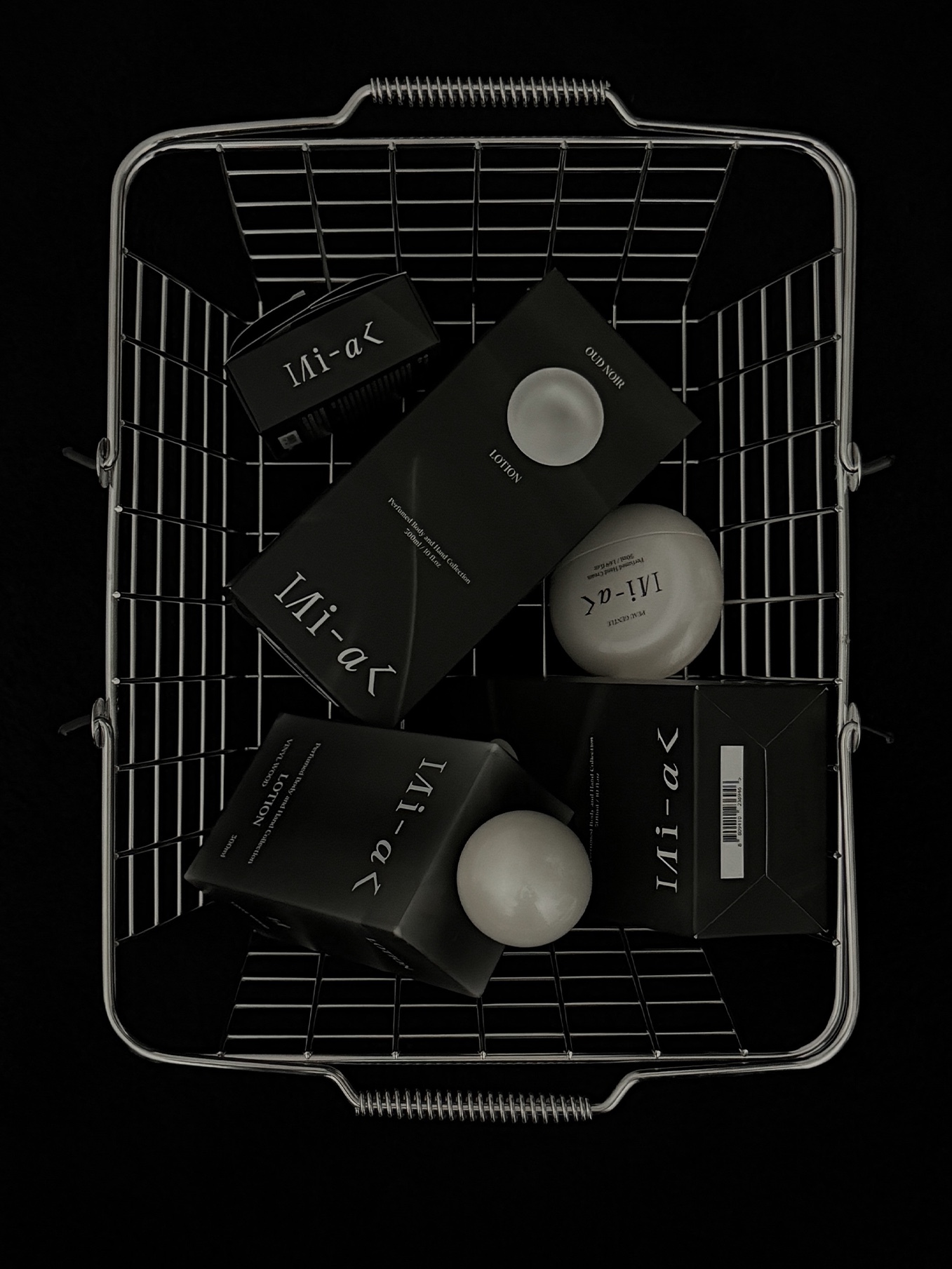 MIHAK OUD NOIR Perfumed Body & Hand Lotion 300ml, MIHAK PEAU GENTLE Perfumed Hand Cream 50ml 착용 스타일 - 1