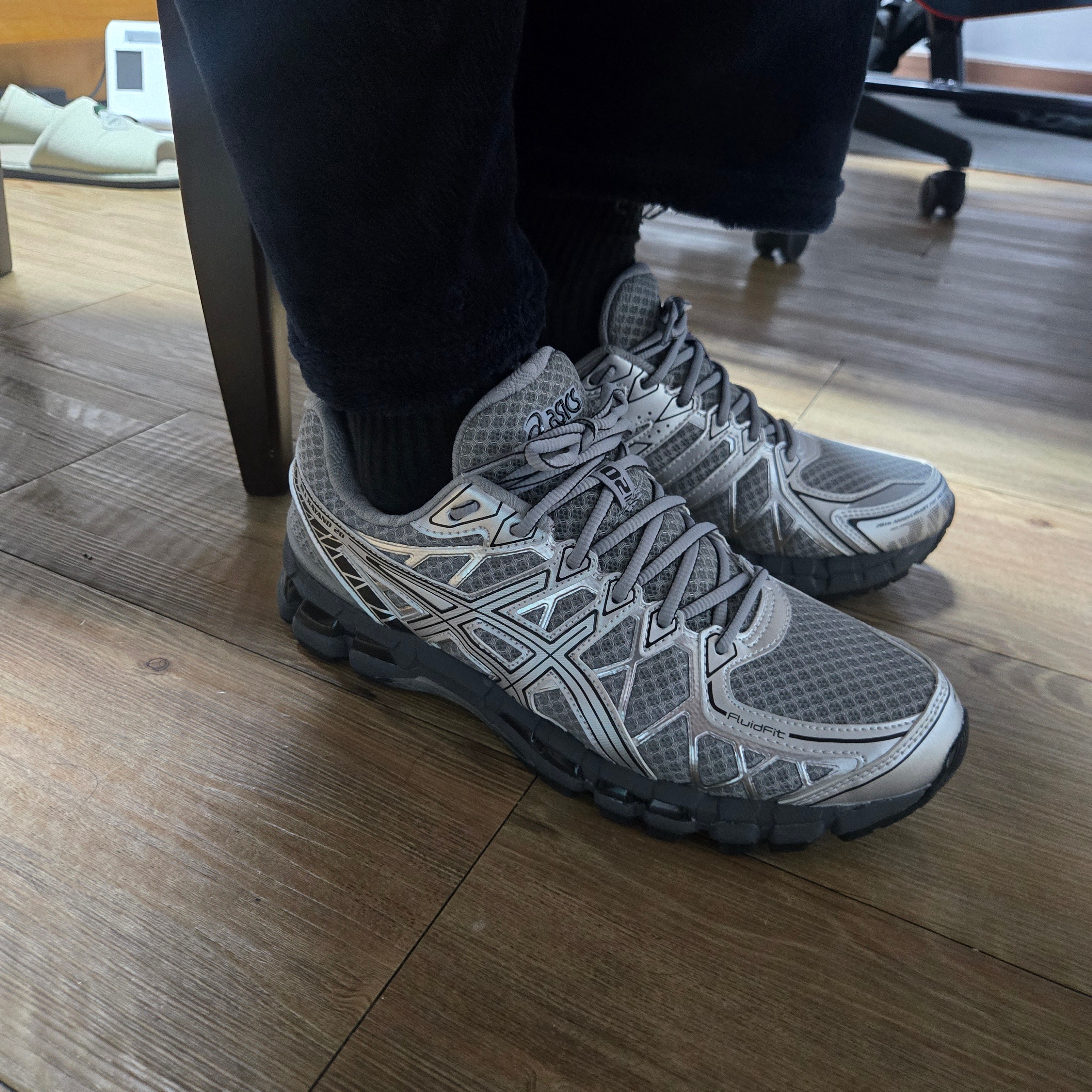 Asics Gel-Kayano 20 Gravel Pure Silver 착용 스타일 - 2
