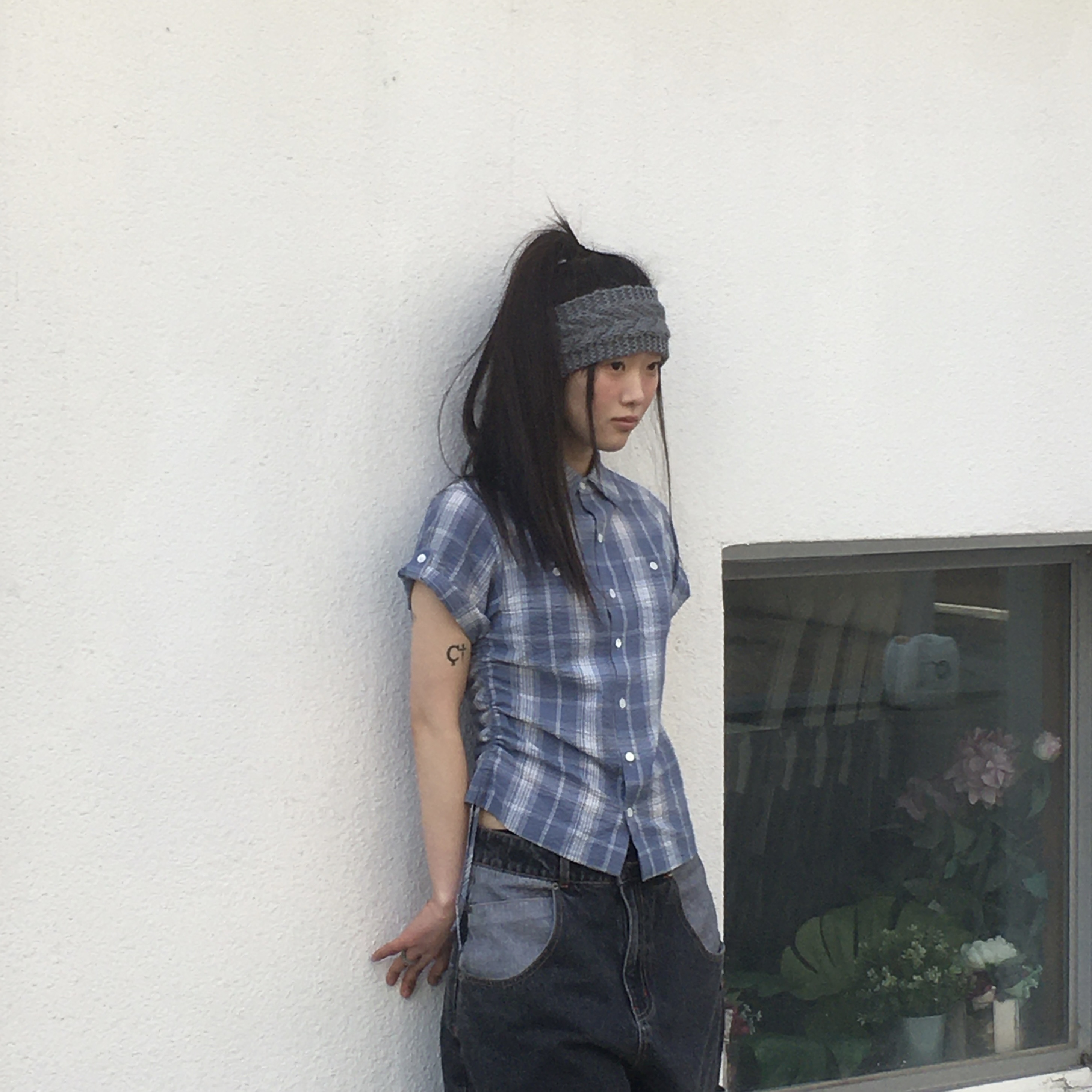 SPORT CHAMBER SC Square Check Roll-up Shirt BLUE, SPORT CHAMBER SC Star Carpenter Denim Pants BLACK 착용 스타일 - 1