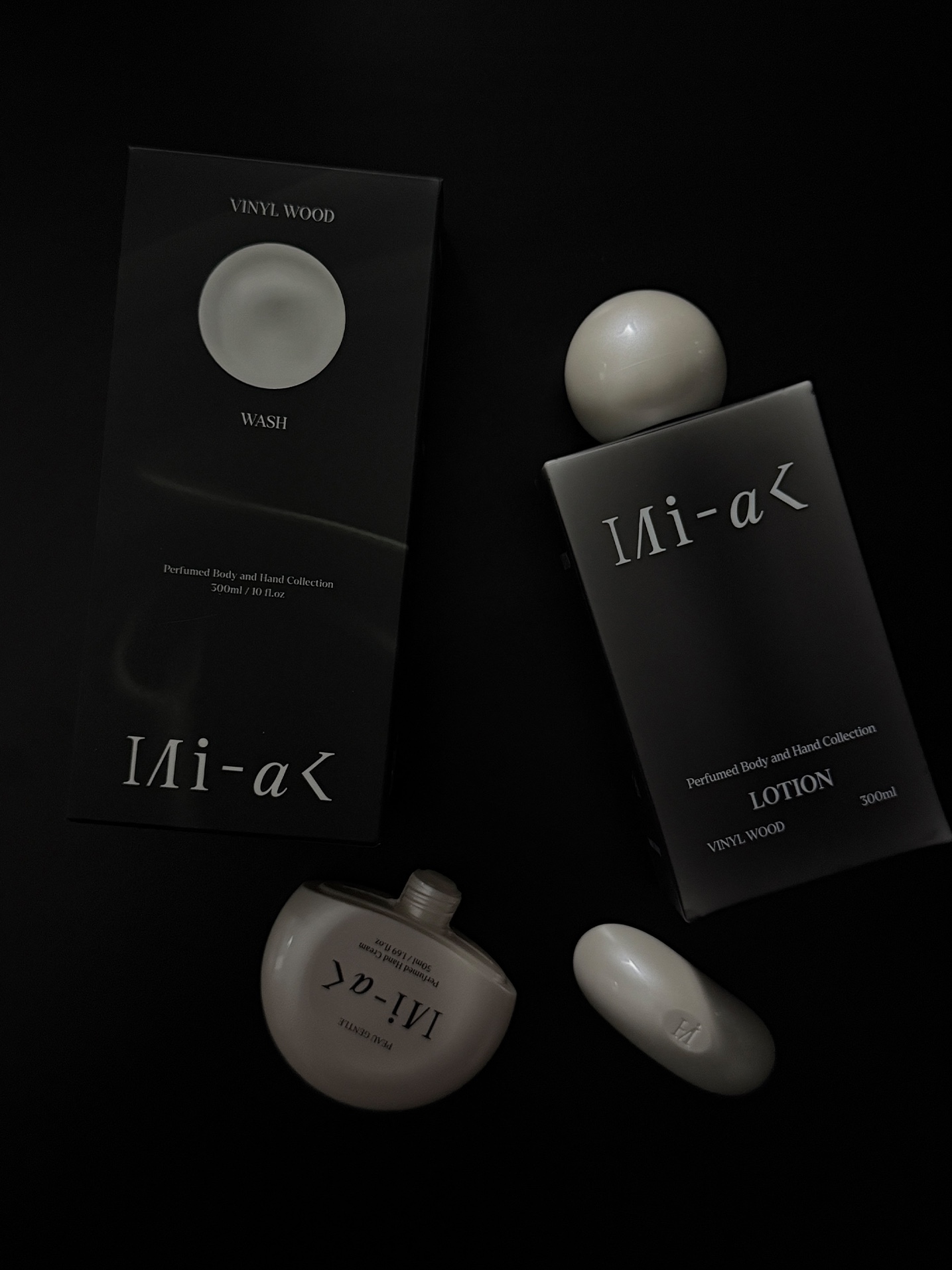 MIHAK OUD NOIR Perfumed Body & Hand Lotion 300ml, MIHAK PEAU GENTLE Perfumed Hand Cream 50ml 착용 스타일 - 2