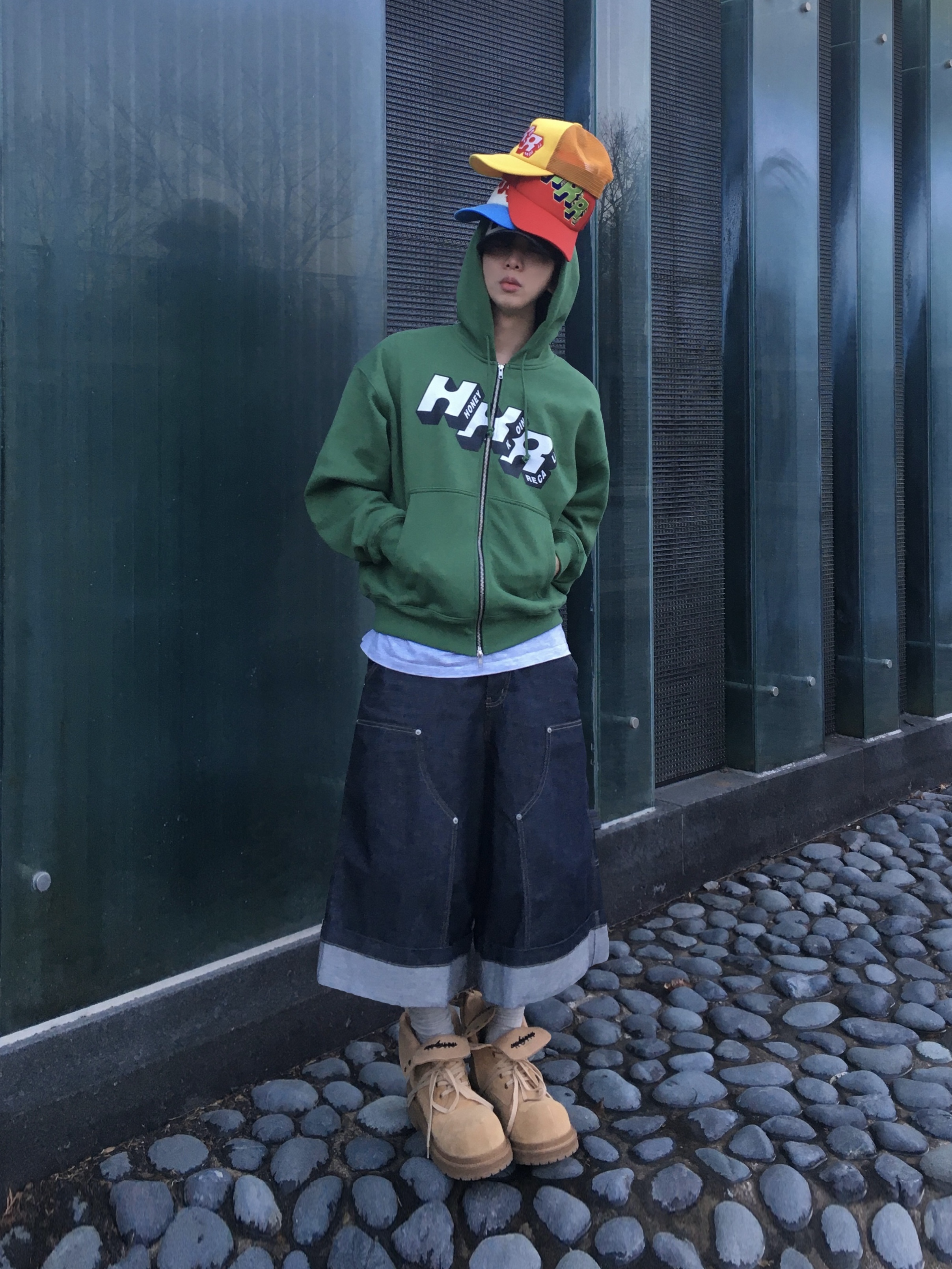 Honey Scoop House HNY Logo Trucker Cap Camo, Honey Scoop House HKR Logo Trucker Cap Yellow 착용 스타일 - 1