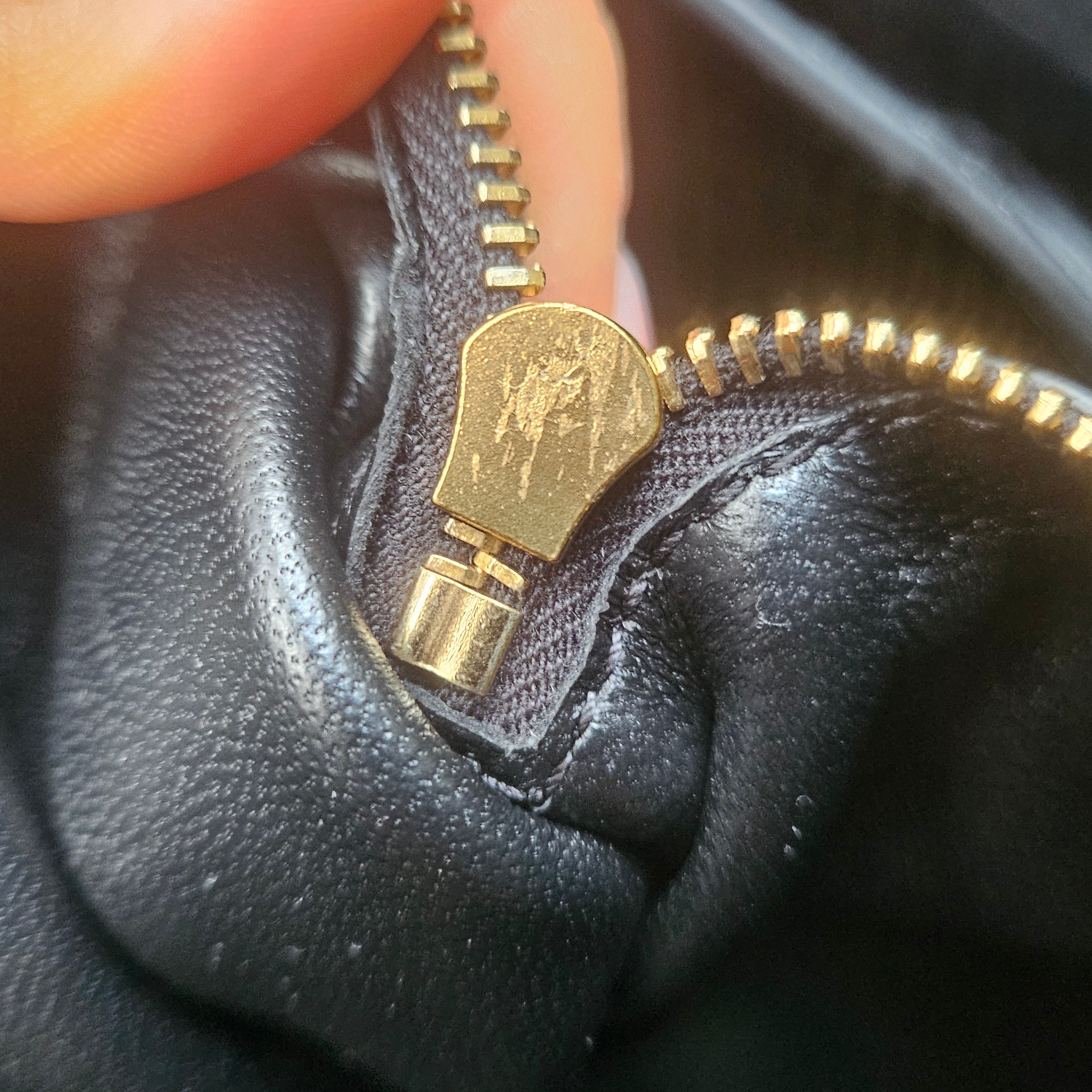 Bottega Veneta Medium Andiamo Black 착용 스타일