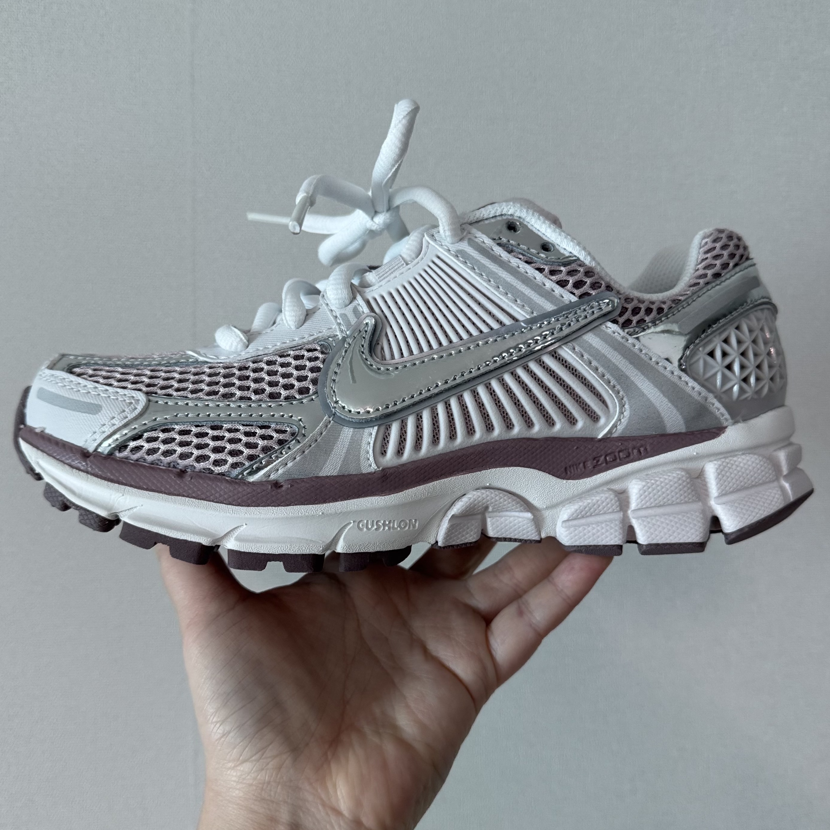 (W) Nike Zoom Vomero 5 Metallic Silver Platinum Violet 착용 스타일 - 3