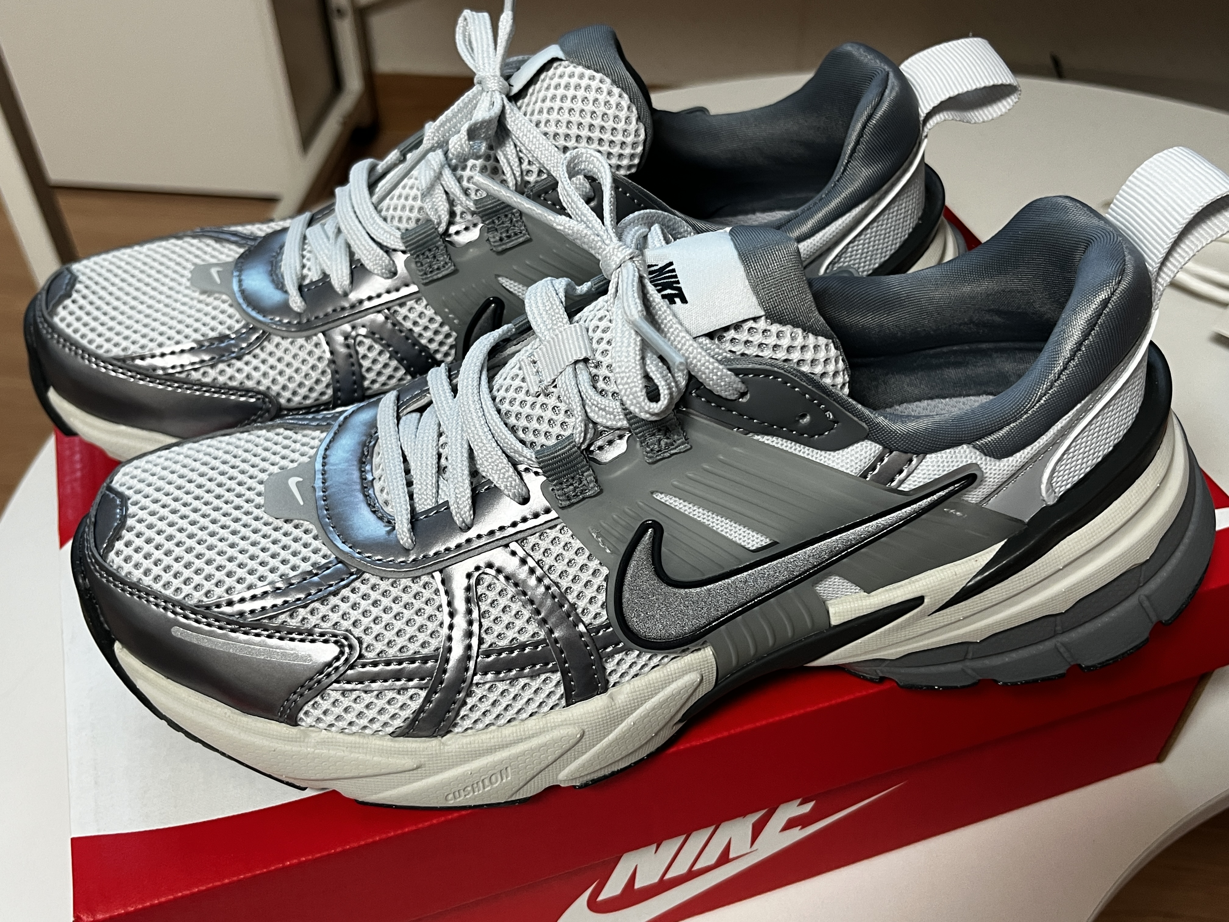 Nike V2K Run Pure Platinum Wolf Grey 착용 스타일 - 2