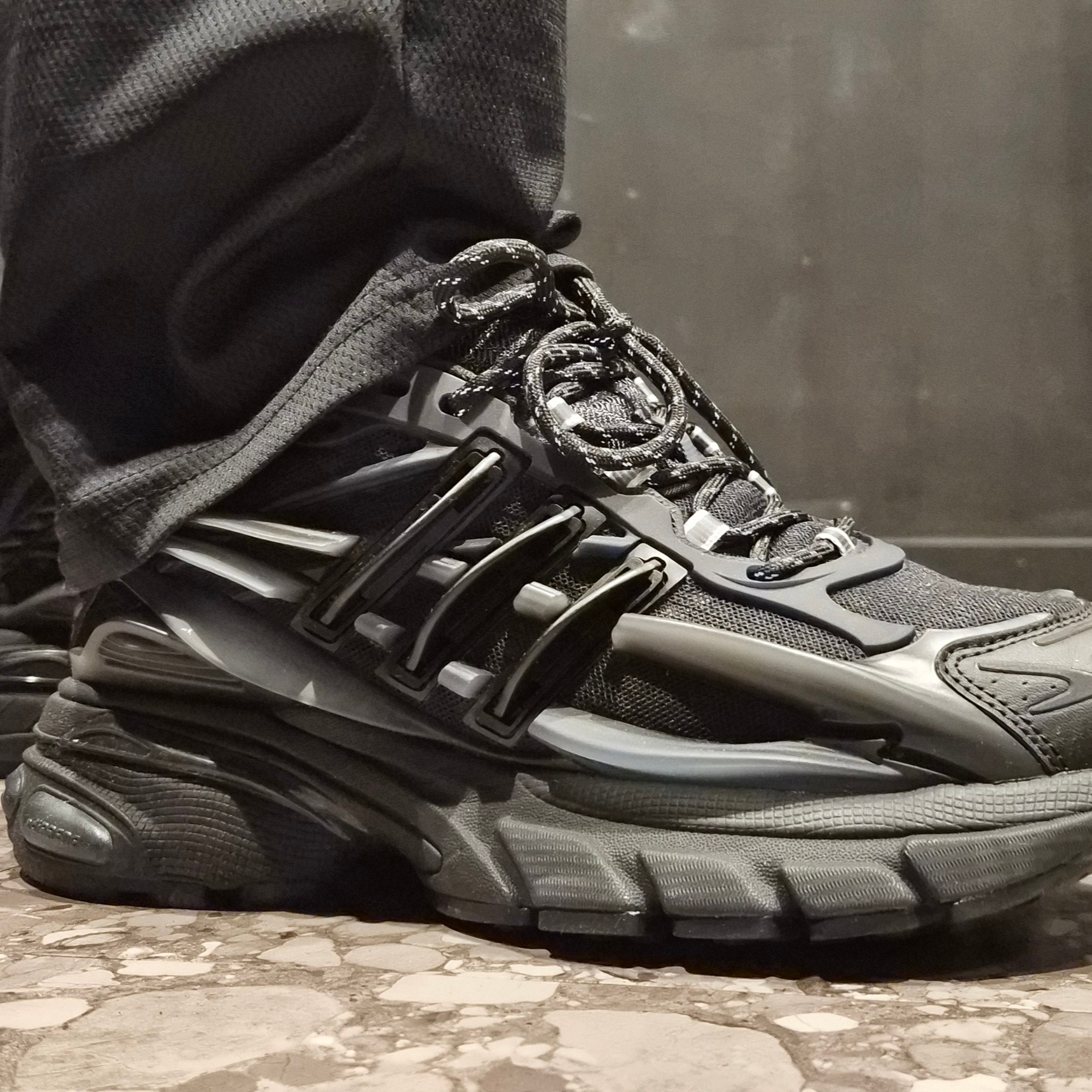 Adidas x Pharrell Williams Virginia Adistar Jellyfish Triple Black 착용 스타일 - 1