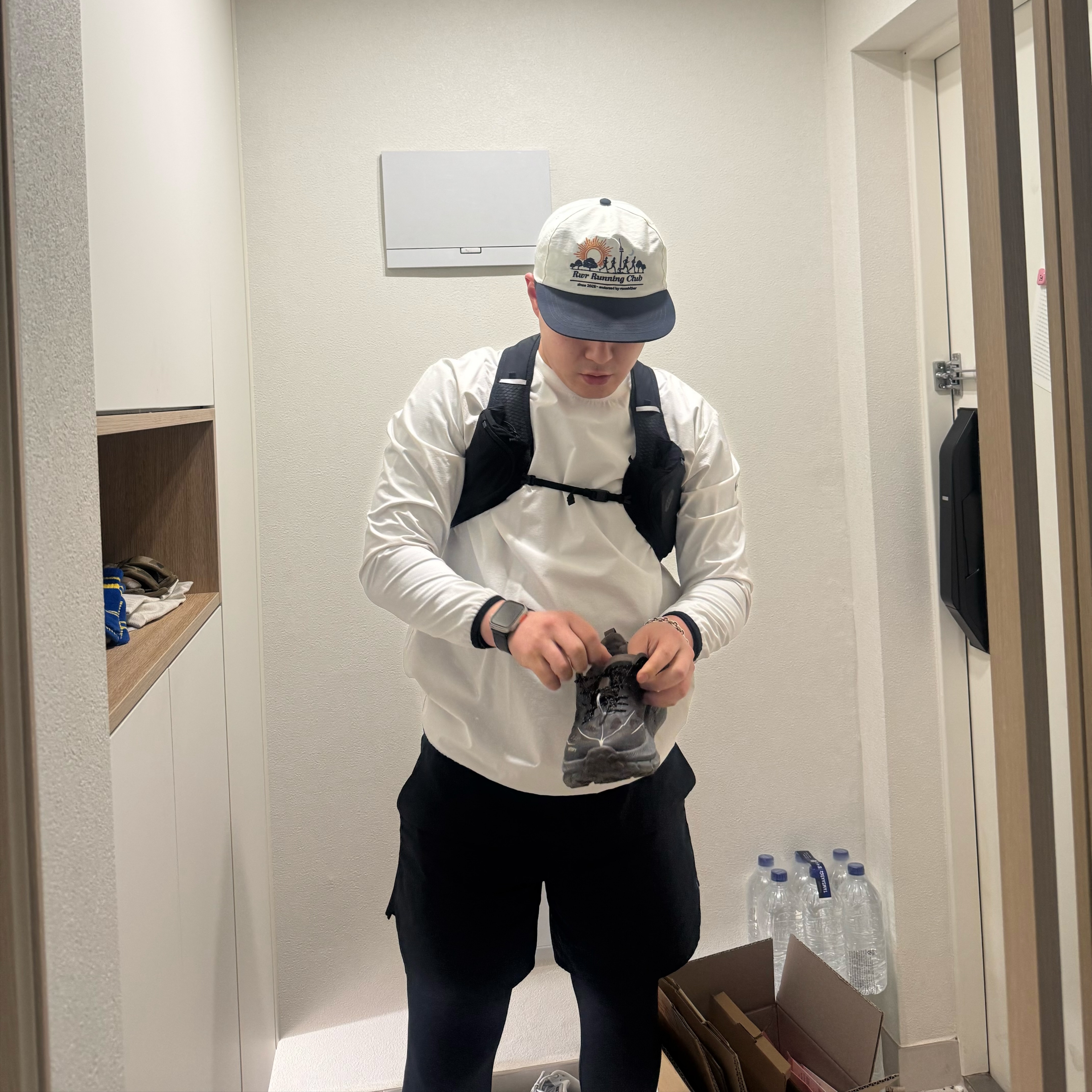 [KREAM 단독] runwhither Running Club Cap Navy, ARC Vivace Running Harness Black 착용 스타일