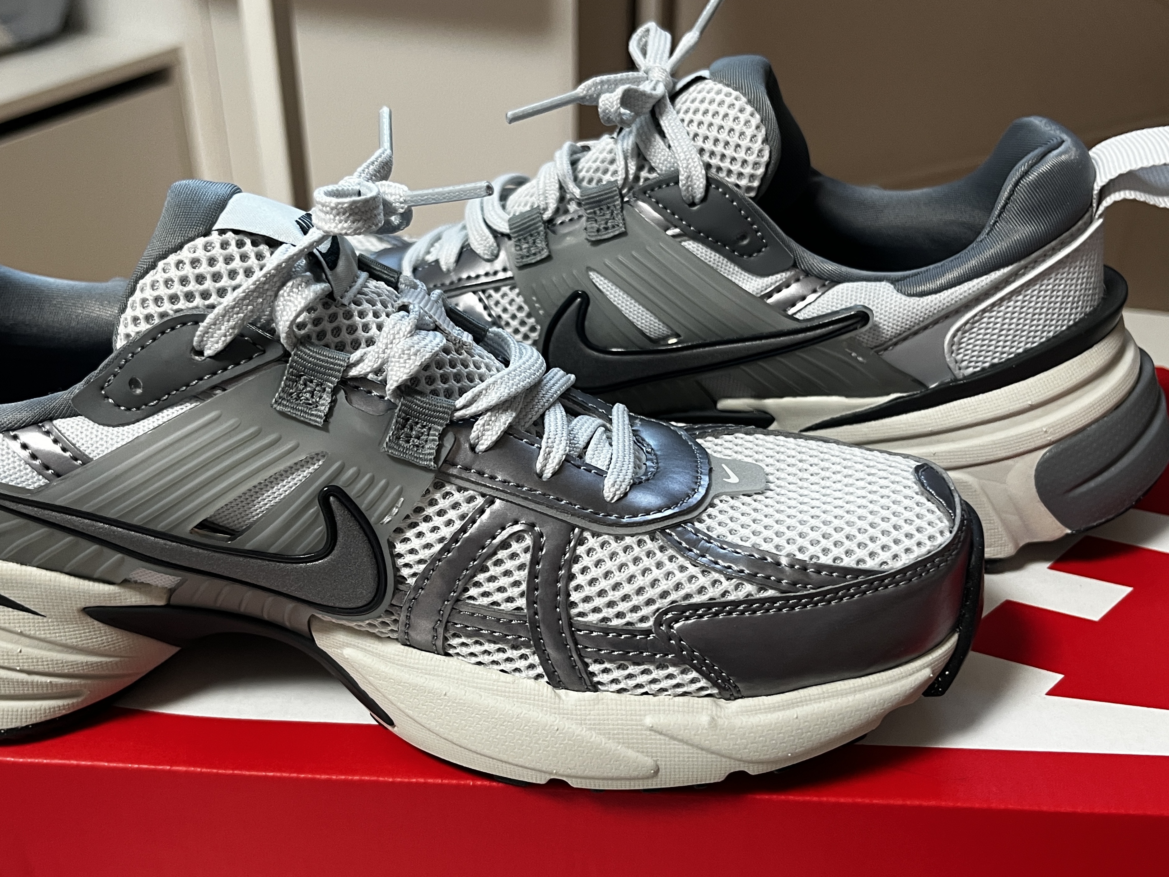 Nike V2K Run Pure Platinum Wolf Grey 착용 스타일 - 1