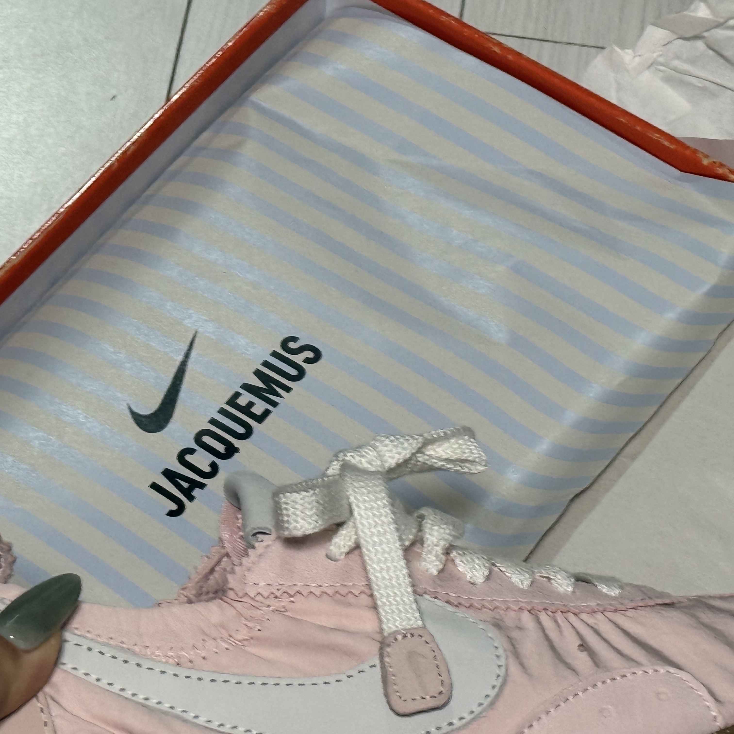Nike x Jacquemus Moon Shoe SP Aluminum Pink Sail 착용 스타일 - 2
