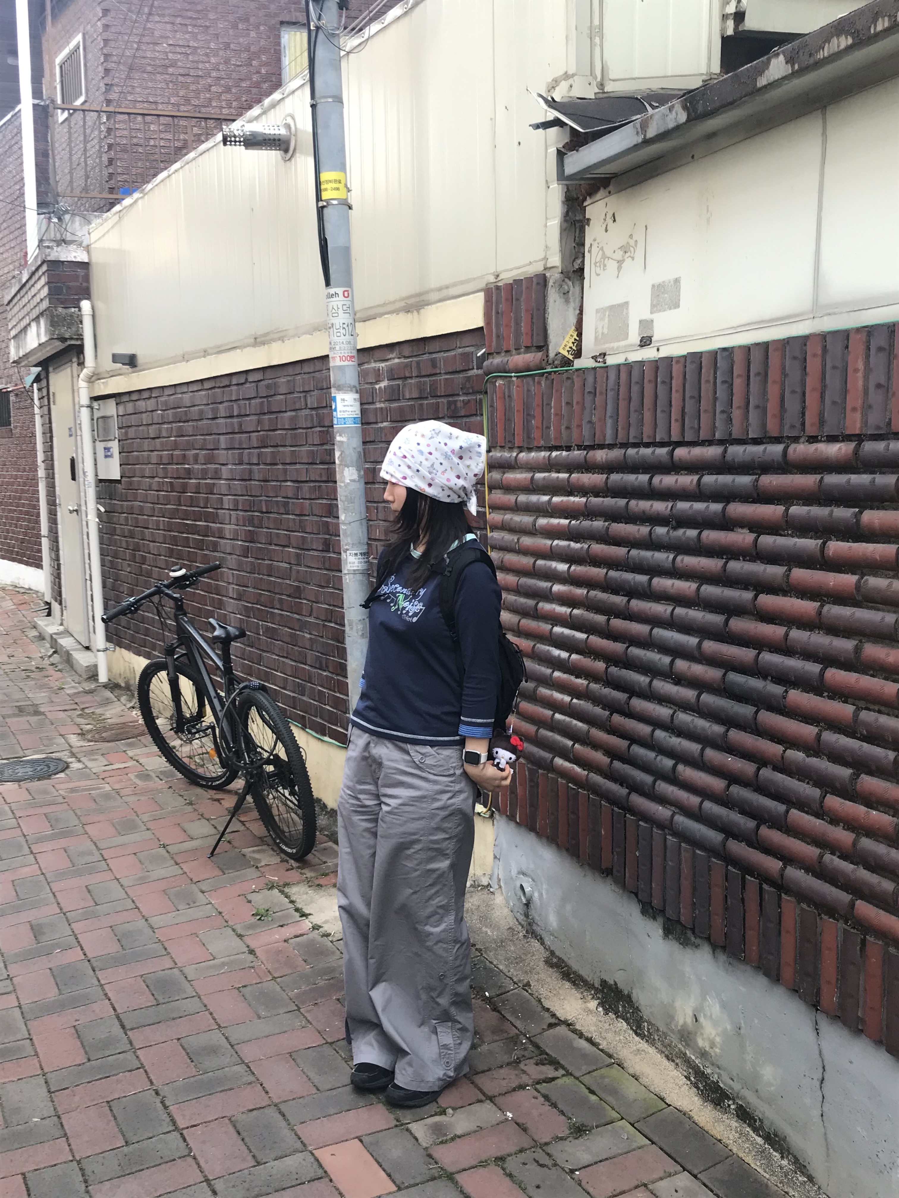 COYSEIO EMA Tiny Friends Multi Scarf Multi, COYSEIO Washed Button Tab Pants Grey 착용 스타일 - 3