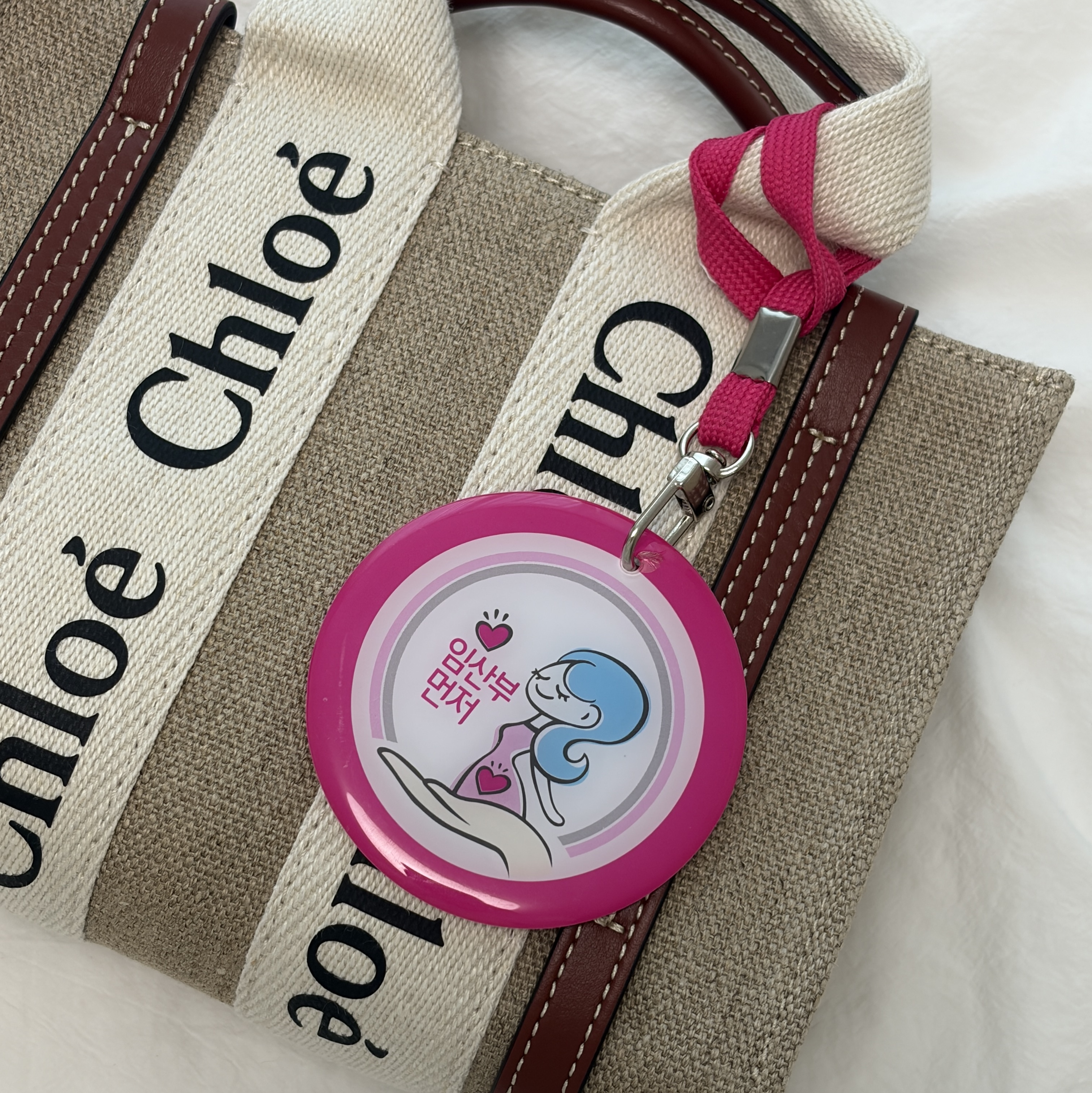 Chloe Woody Mini Tote Bag White Brown 착용 스타일 - 1