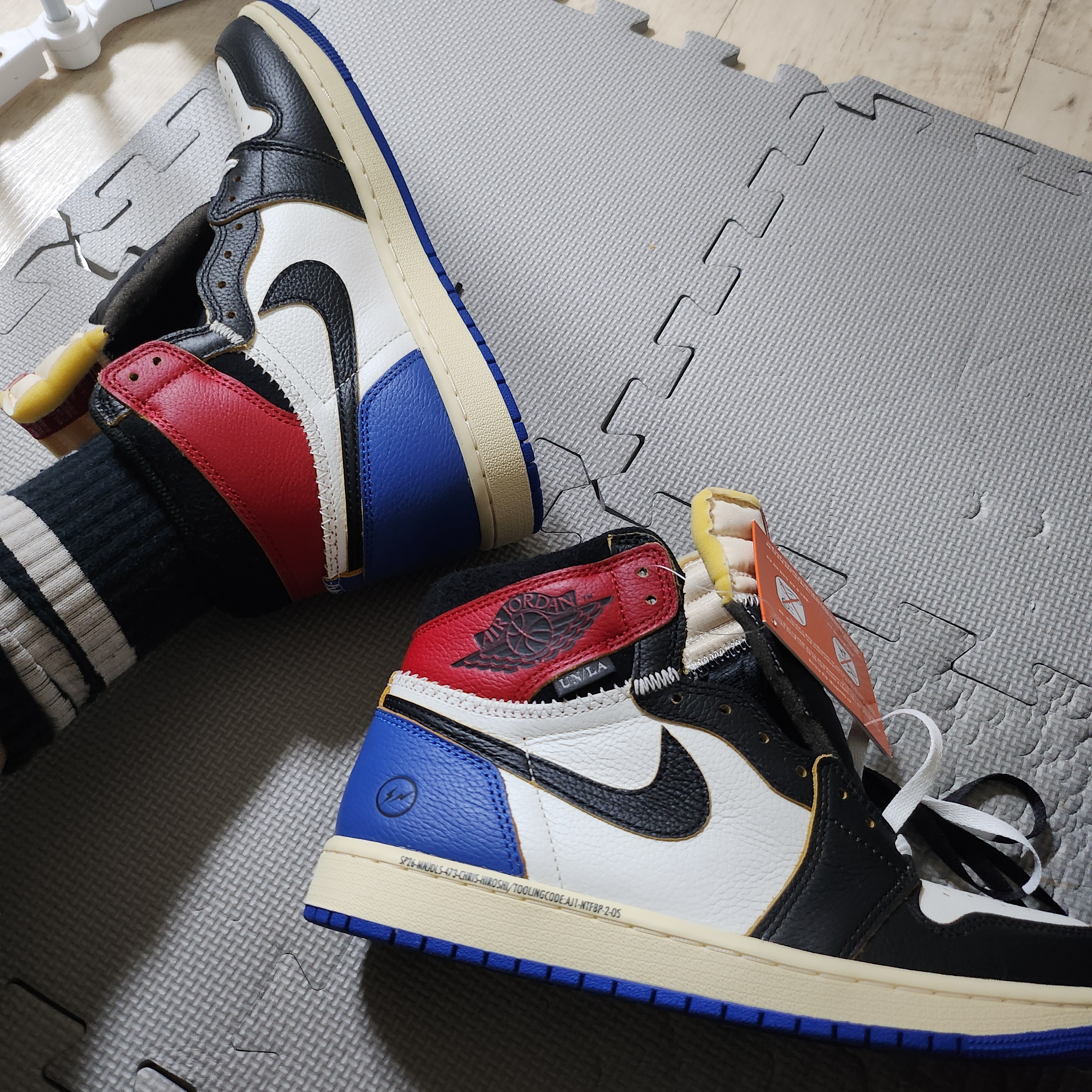 Jordan 1 x Fragment x Union LA Black and Varsity Red 착용 스타일 - 1