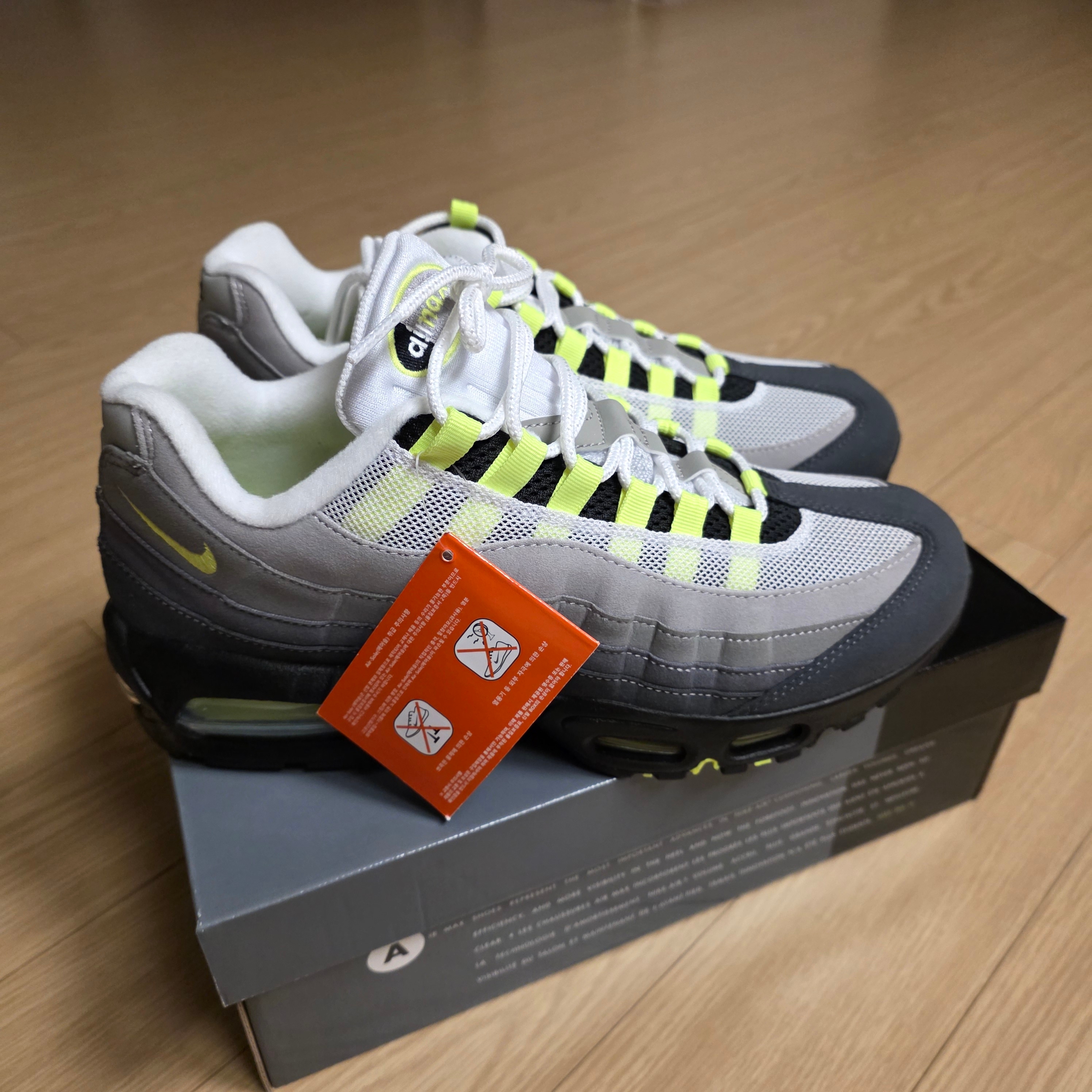 Nike Air Max 95 OG Neon 착용 스타일