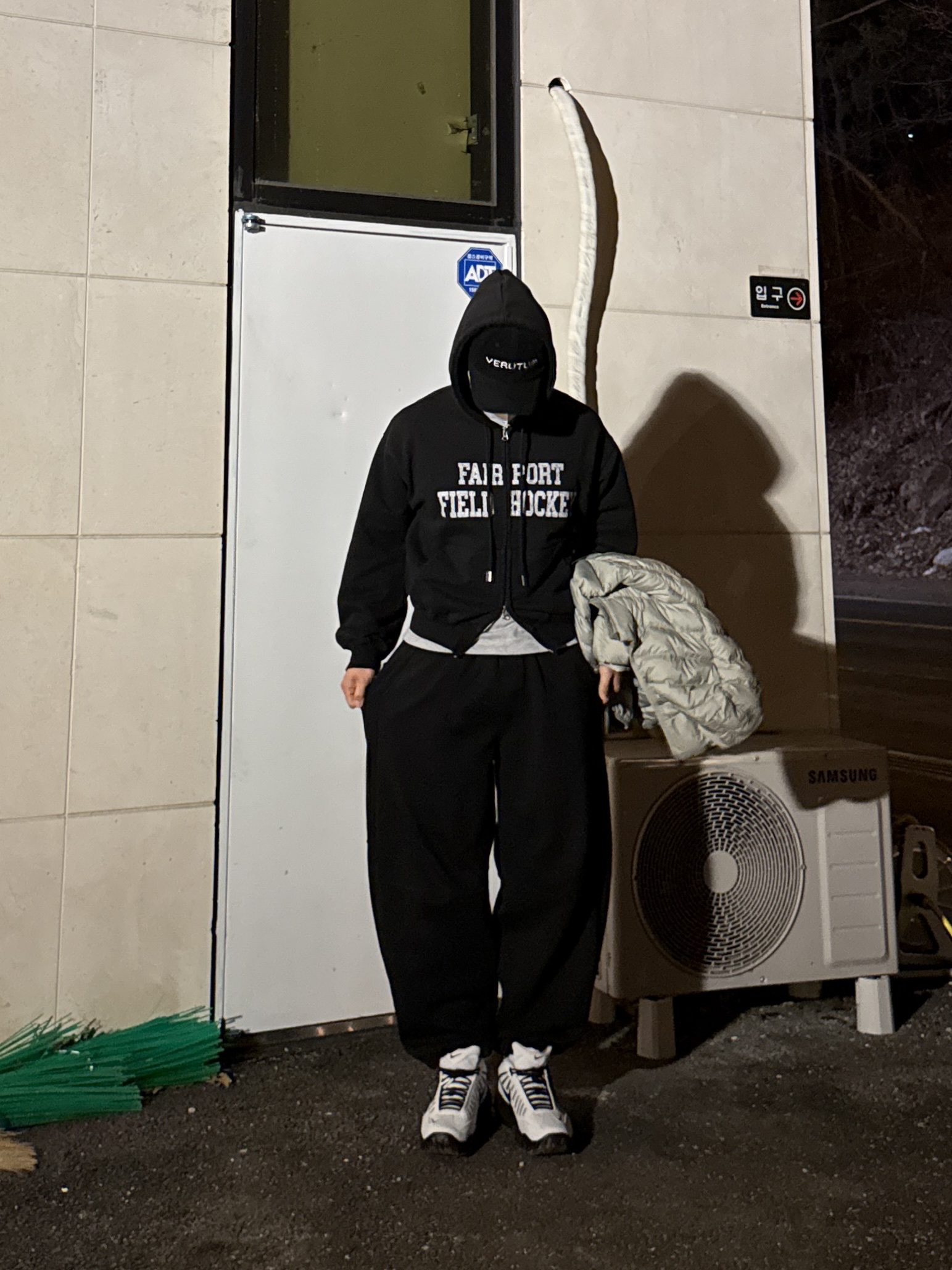 VERUTUM BC210CD Funky Serif Verutum Coduroy Ball Cap Navy, Nike x Ambush Air Adjust Force SP Summit White and Black 착용 스타일 - 1