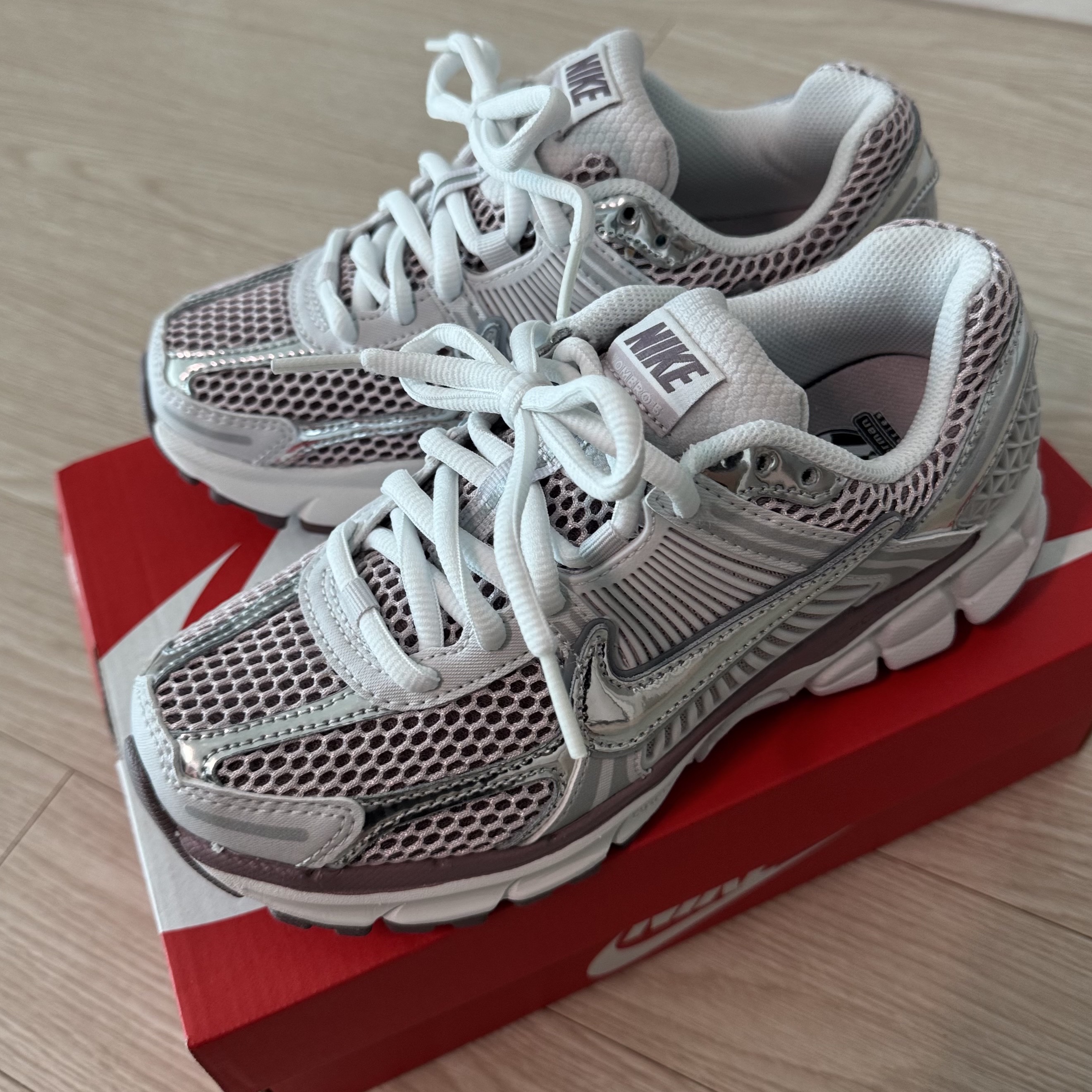 (W) Nike Zoom Vomero 5 Metallic Silver Platinum Violet 착용 스타일 - 2