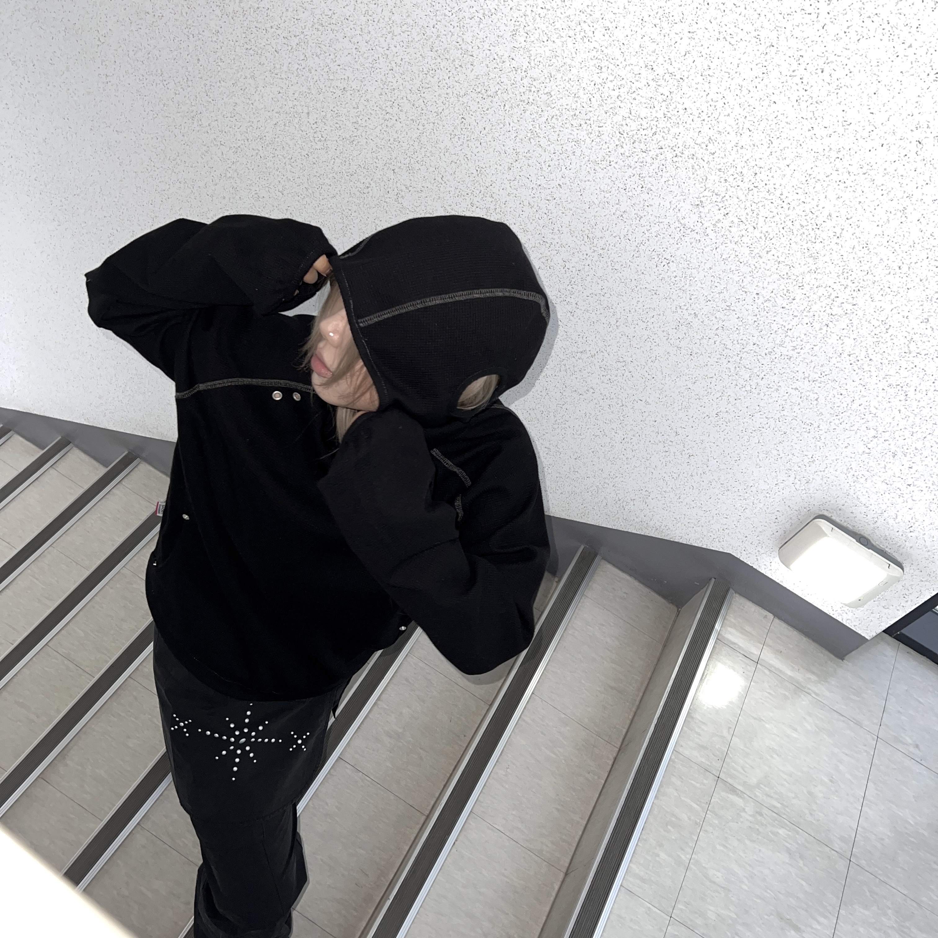 SPORT CHAMBER SC Waffle Ear-Open Hood T-shirt BLACK, MAINBOOTH Cargo Bootcut Pants BLACK 착용 스타일 - 2