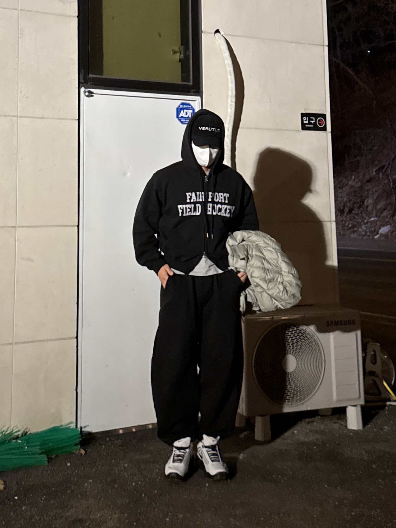 VERUTUM BC210CD Funky Serif Verutum Coduroy Ball Cap Navy, Nike x Ambush Air Adjust Force SP Summit White and Black 착용 스타일 - 2