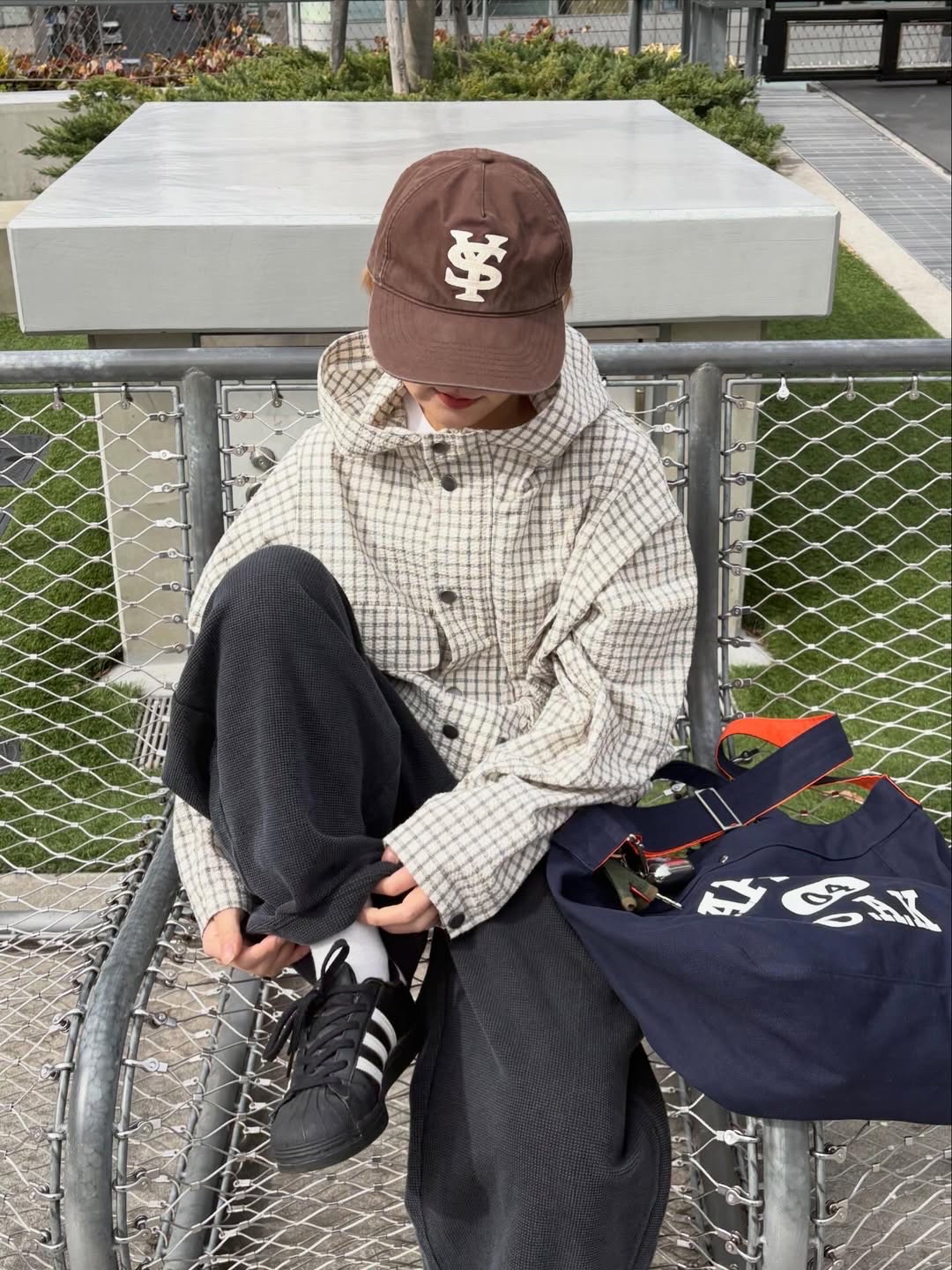 Sunday Ceremony Sy Logo 5 Panel Cotton Cap - Brown 착용 스타일 - 2