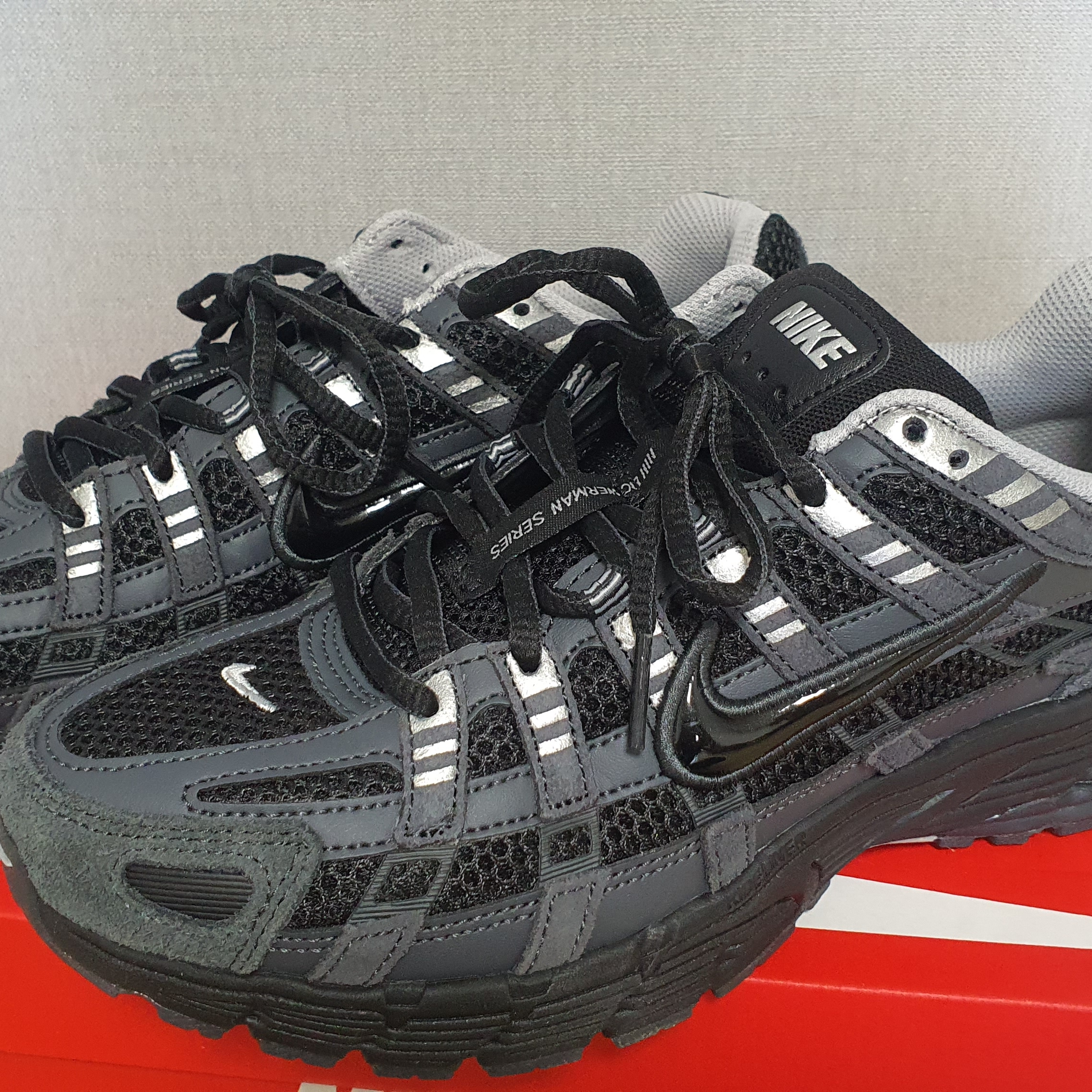 Nike P-6000 Suede Anthracite Chrome 착용 스타일 - 1