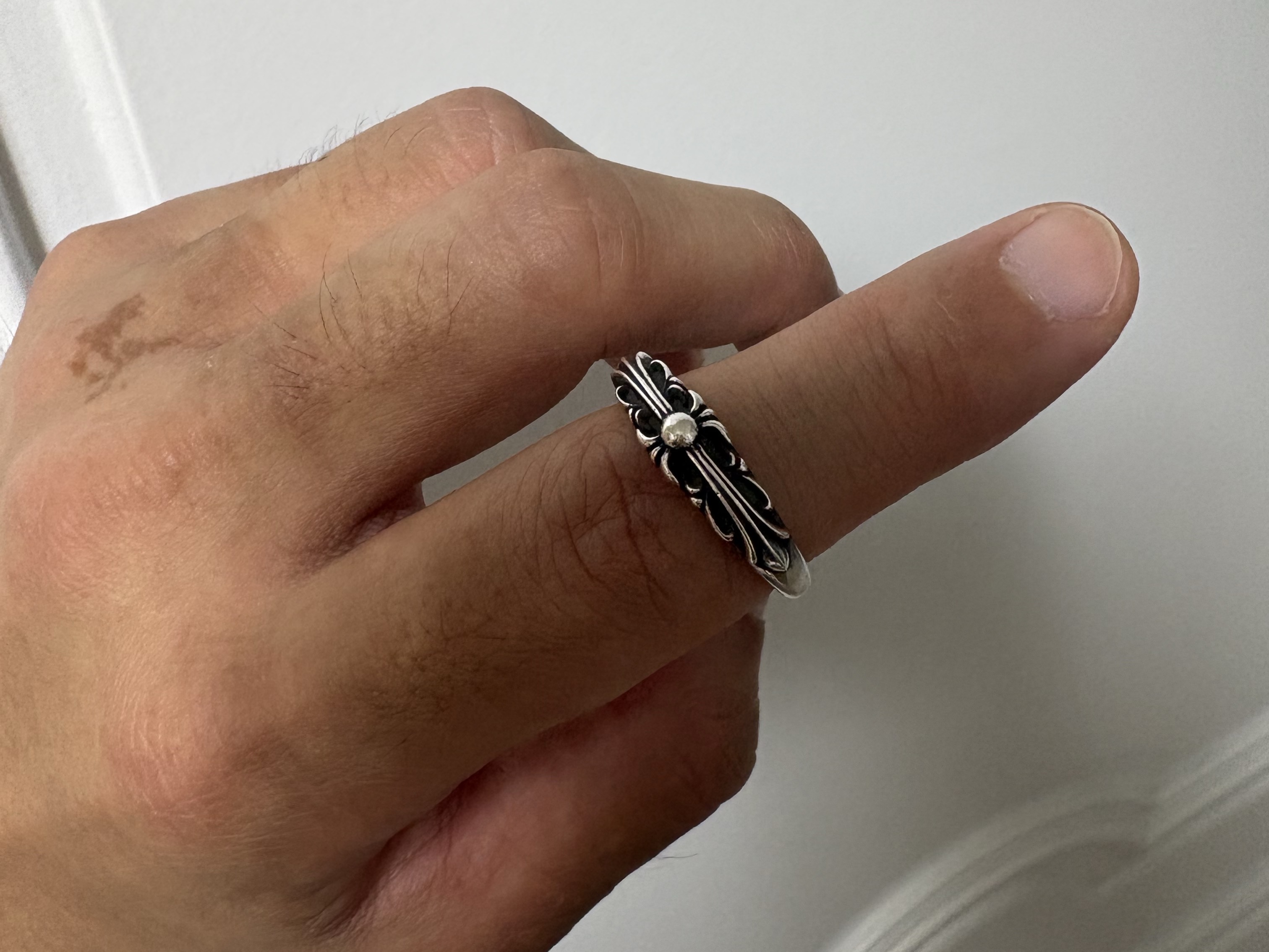 Chrome Hearts Baby Classic Floral Cross Ring Silver 착용 스타일