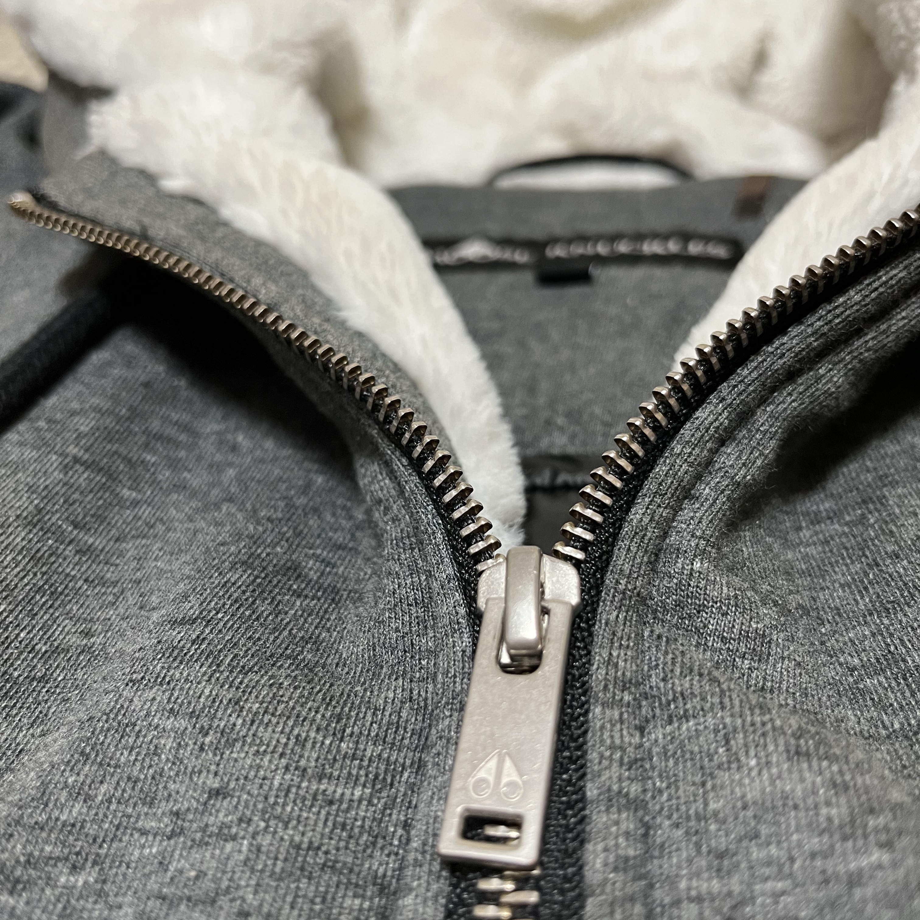 Moose Knuckles Classic Bunny 3 White Lining Zip Hoodie Charcoal - 22FW 착용 스타일