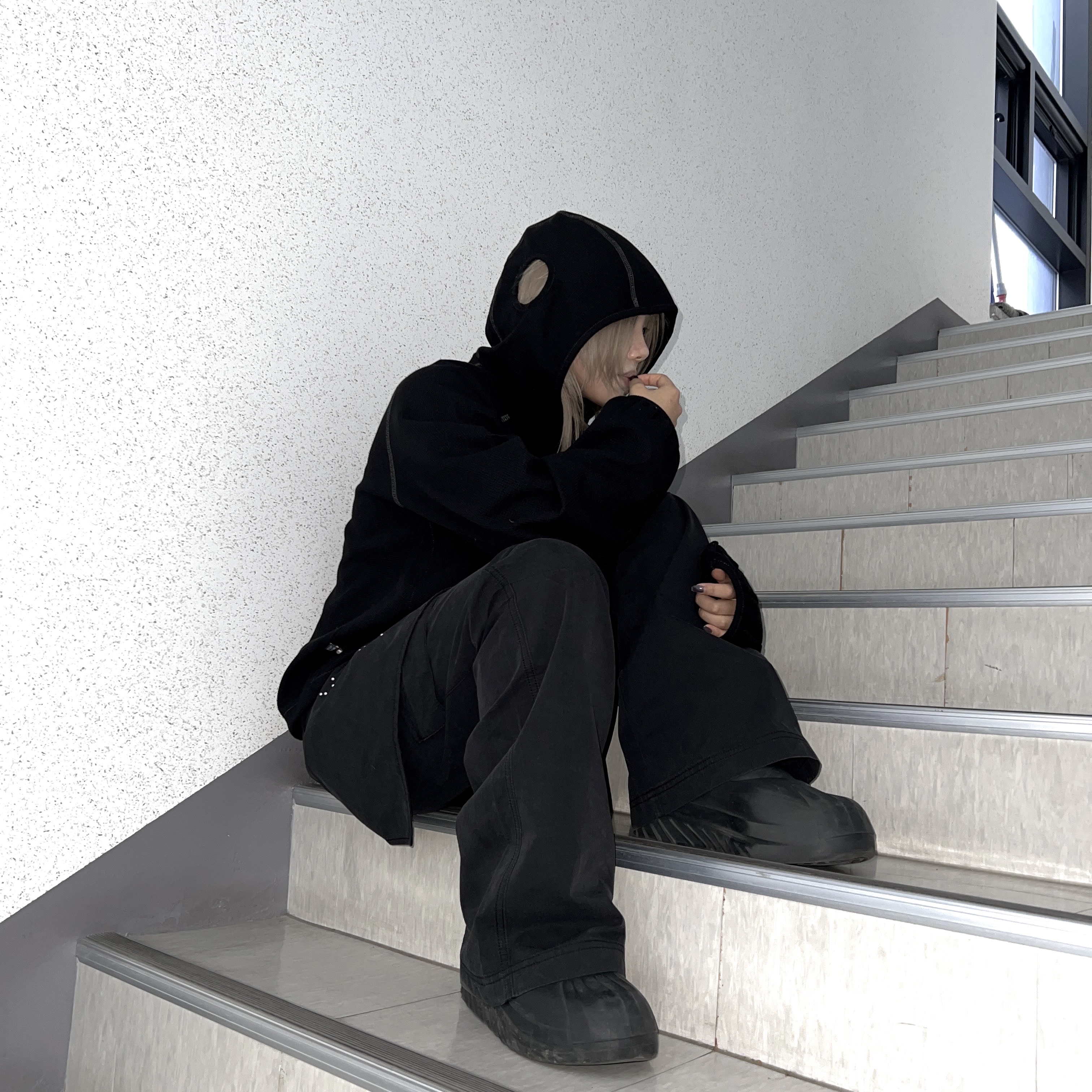 SPORT CHAMBER SC Waffle Ear-Open Hood T-shirt BLACK, MAINBOOTH Cargo Bootcut Pants BLACK 착용 스타일 - 1