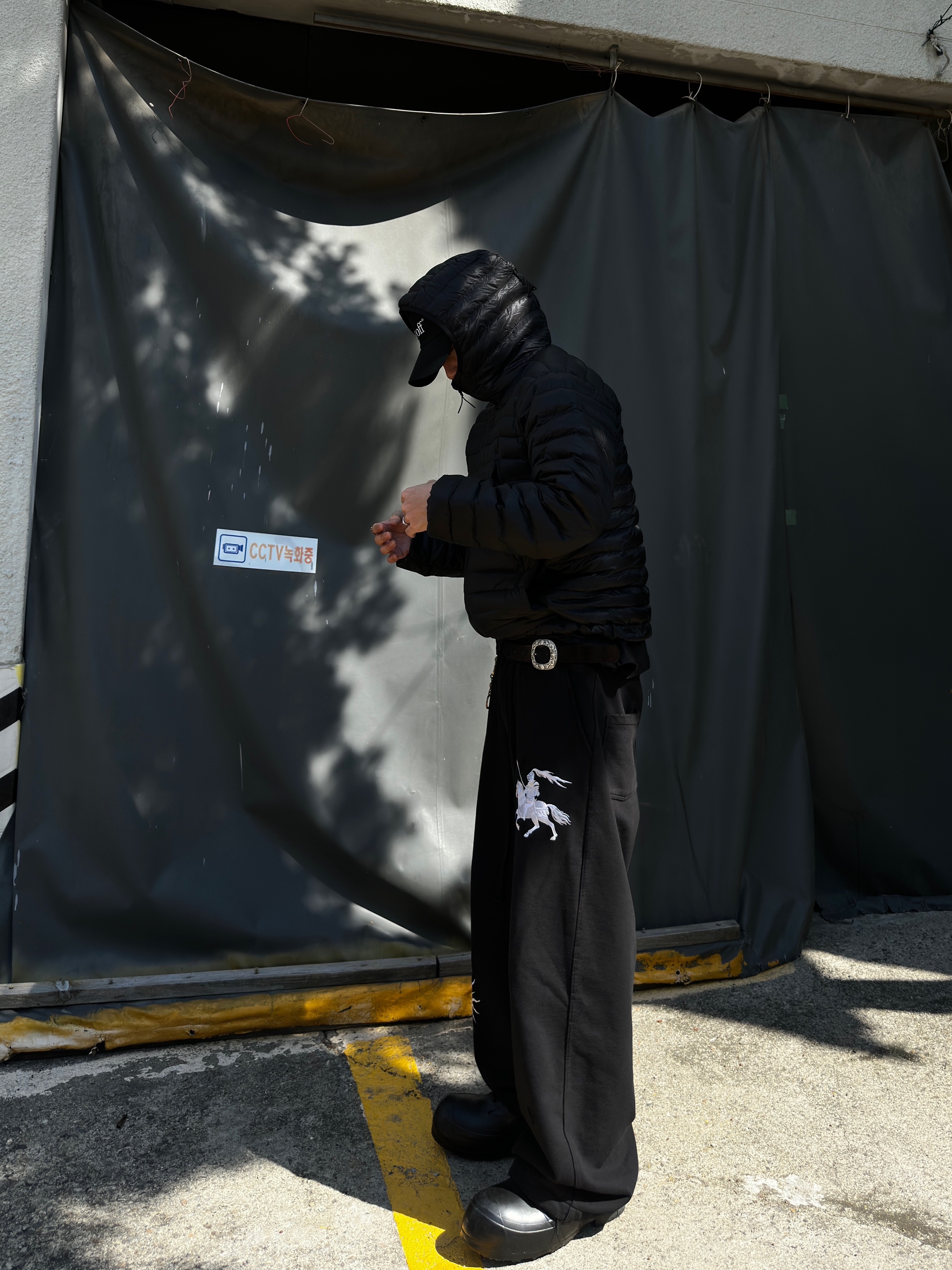 Musinsa Standard City Leisure Sheer Ripstop Hooded Light Down Jacket Black 착용 스타일 - 3