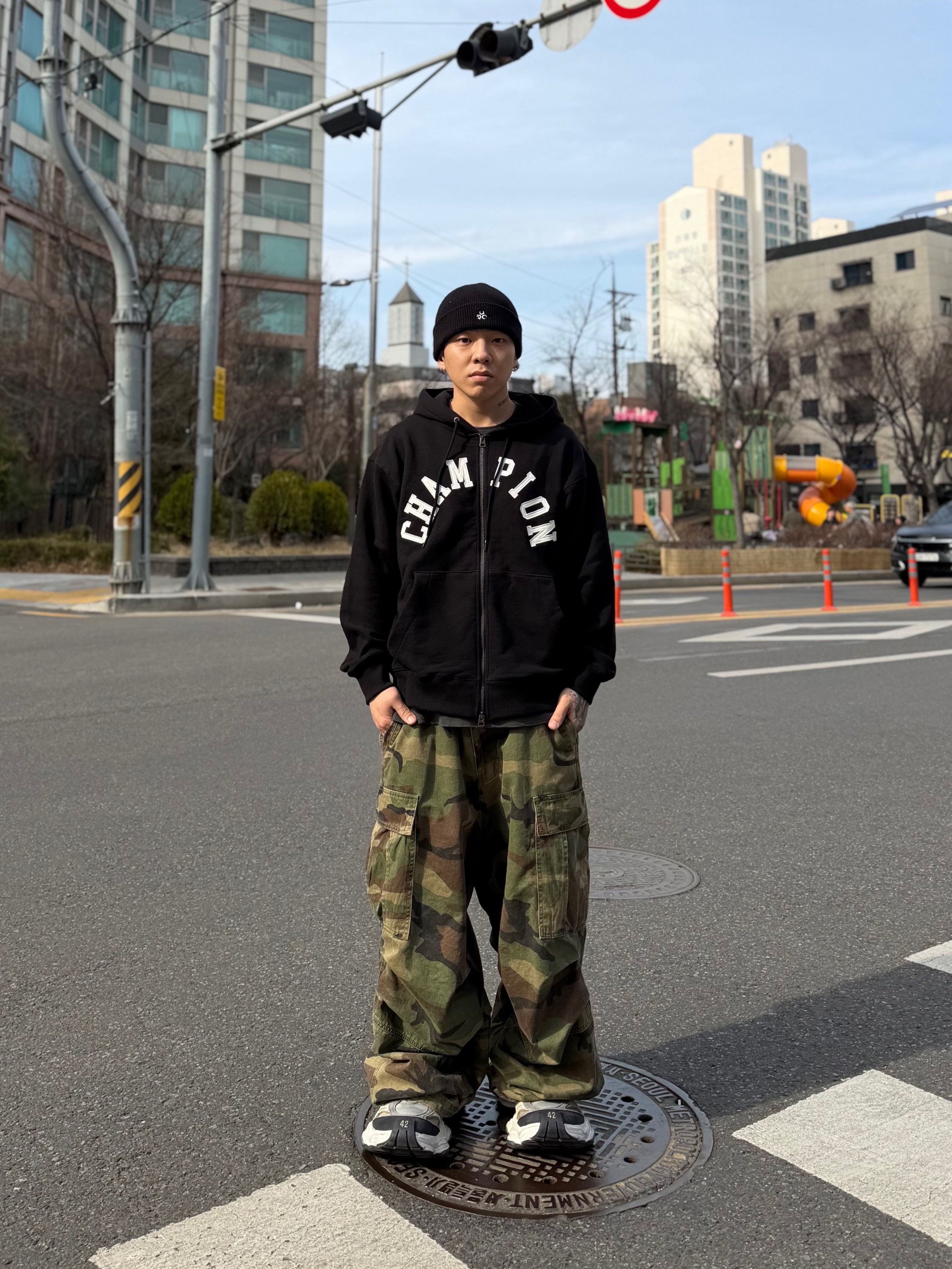 Balenciaga Cargo Sneakers White Grey 착용 스타일 - 6