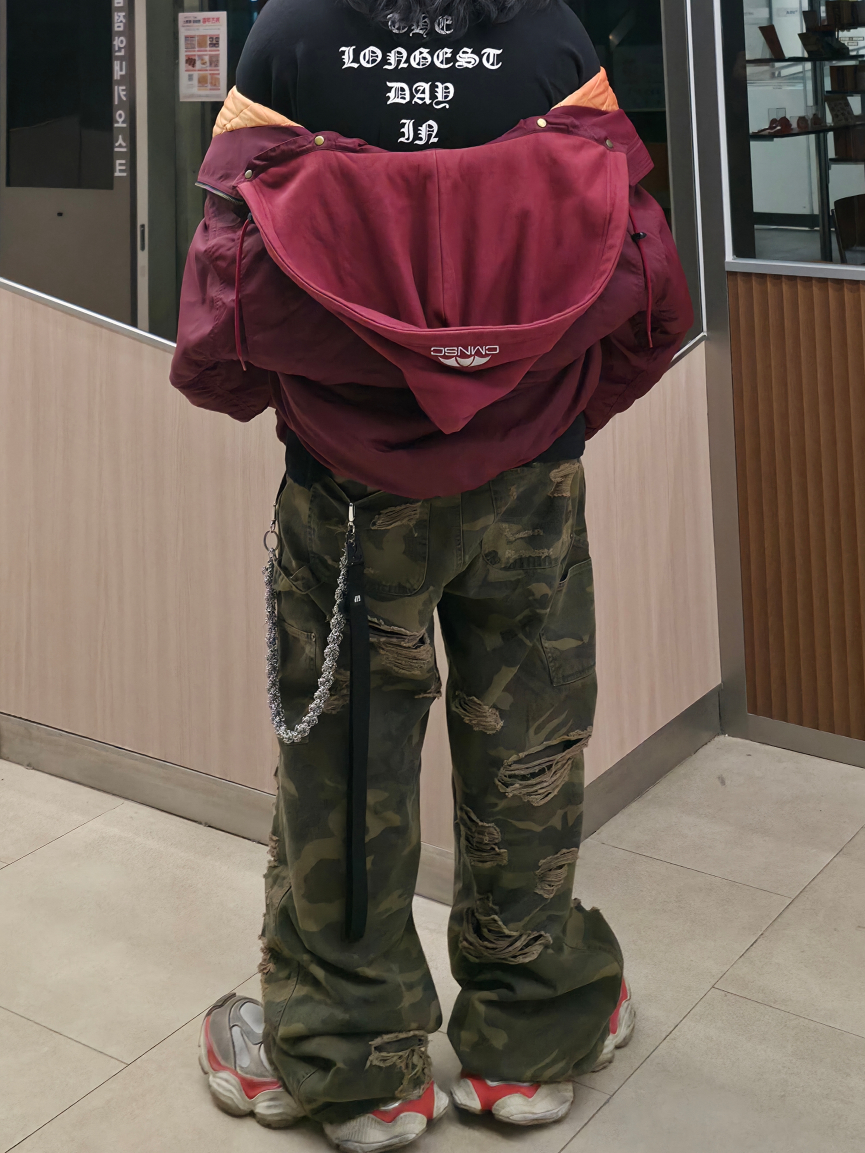 emostanceclub Double Layered Distressed Camo Pants Woodland Camo, Balenciaga Cargo Sneakers Beige Grey Red 착용 스타일 - 4