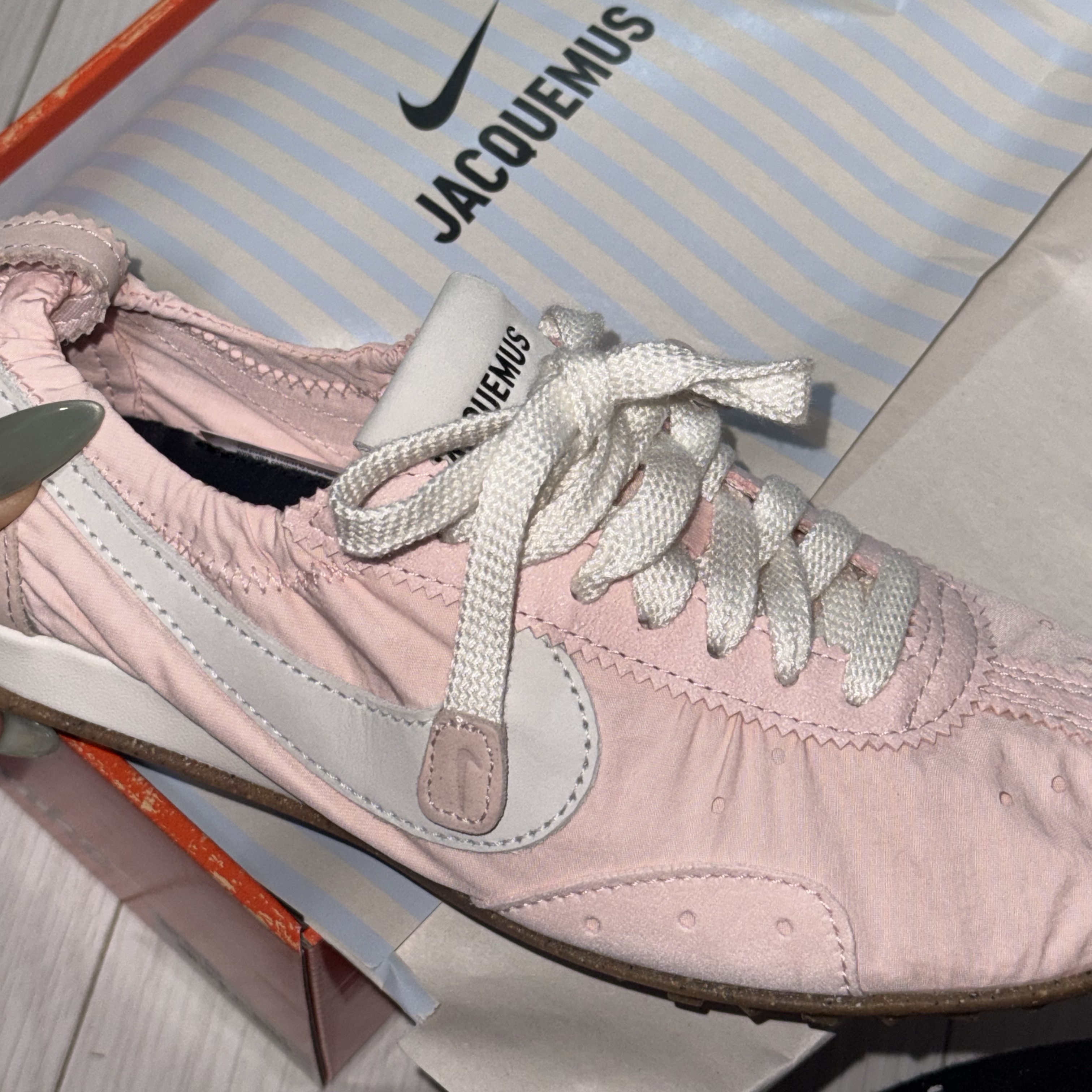 Nike x Jacquemus Moon Shoe SP Aluminum Pink Sail 착용 스타일 - 1
