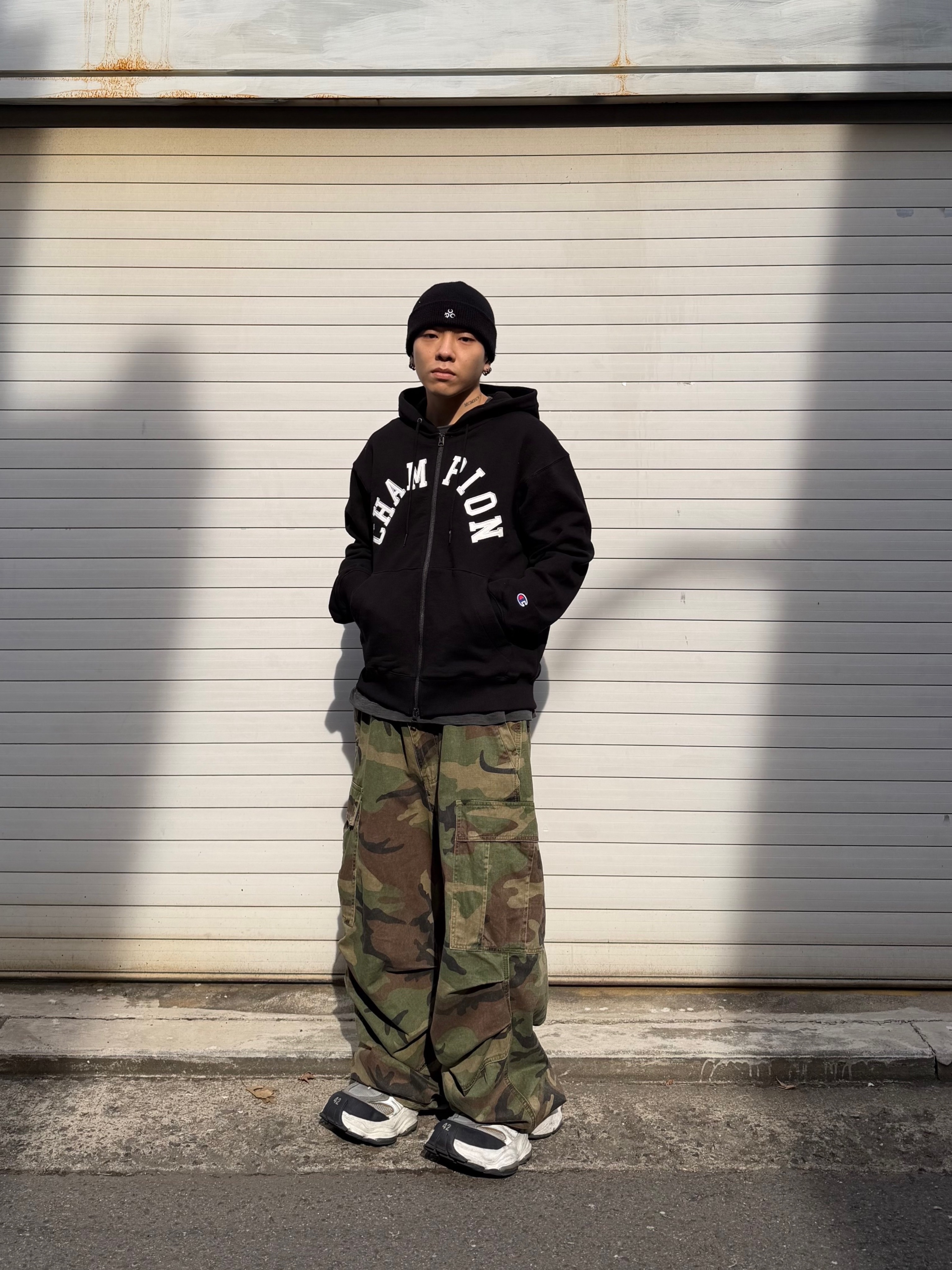 Balenciaga Cargo Sneakers White Grey 착용 스타일 - 2