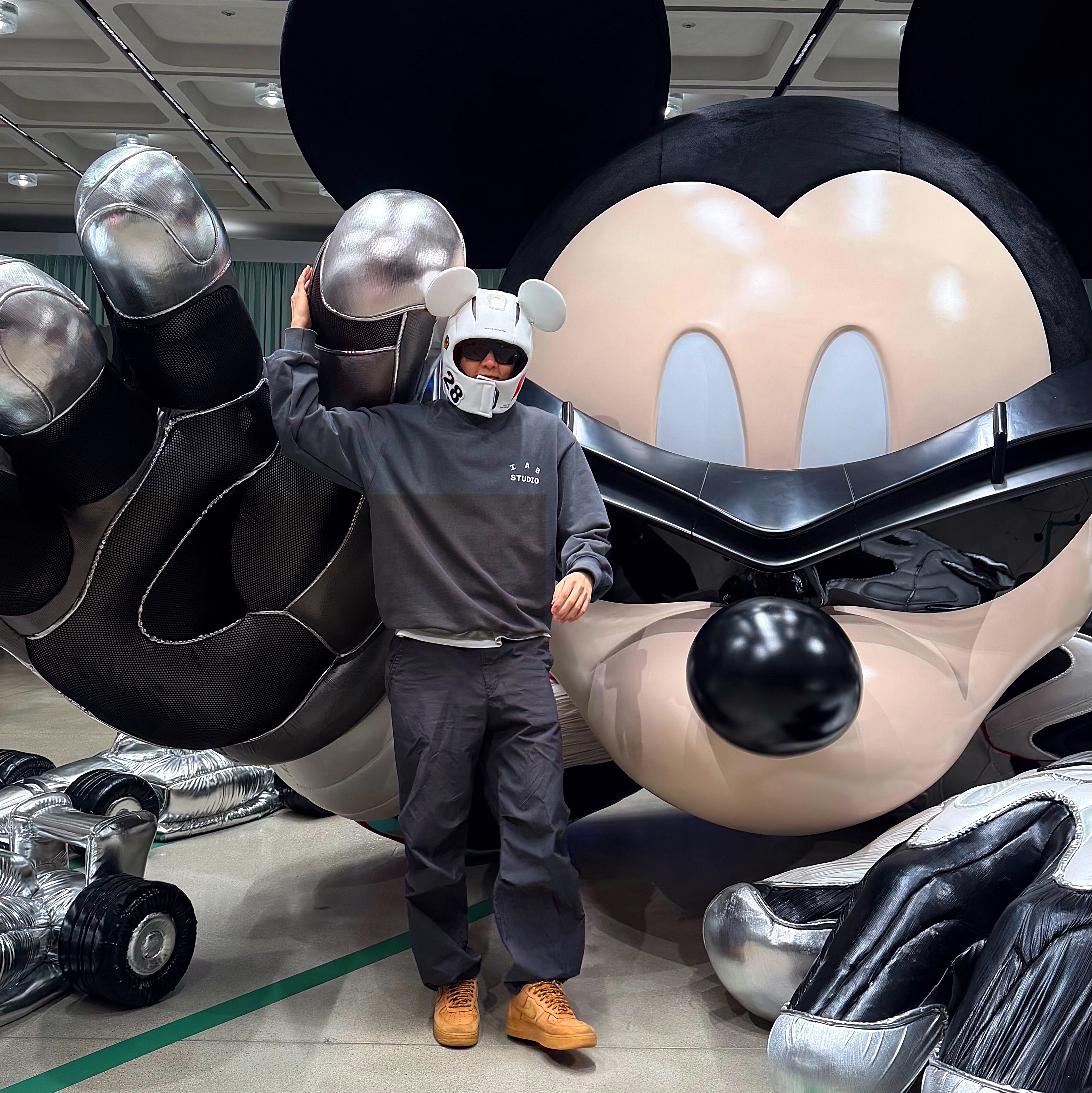 IAB Studio IAB Damaged Logo Sweatshirt Charcoal, Nike Air Force 1 '07 WB Flax 착용 스타일 - 3