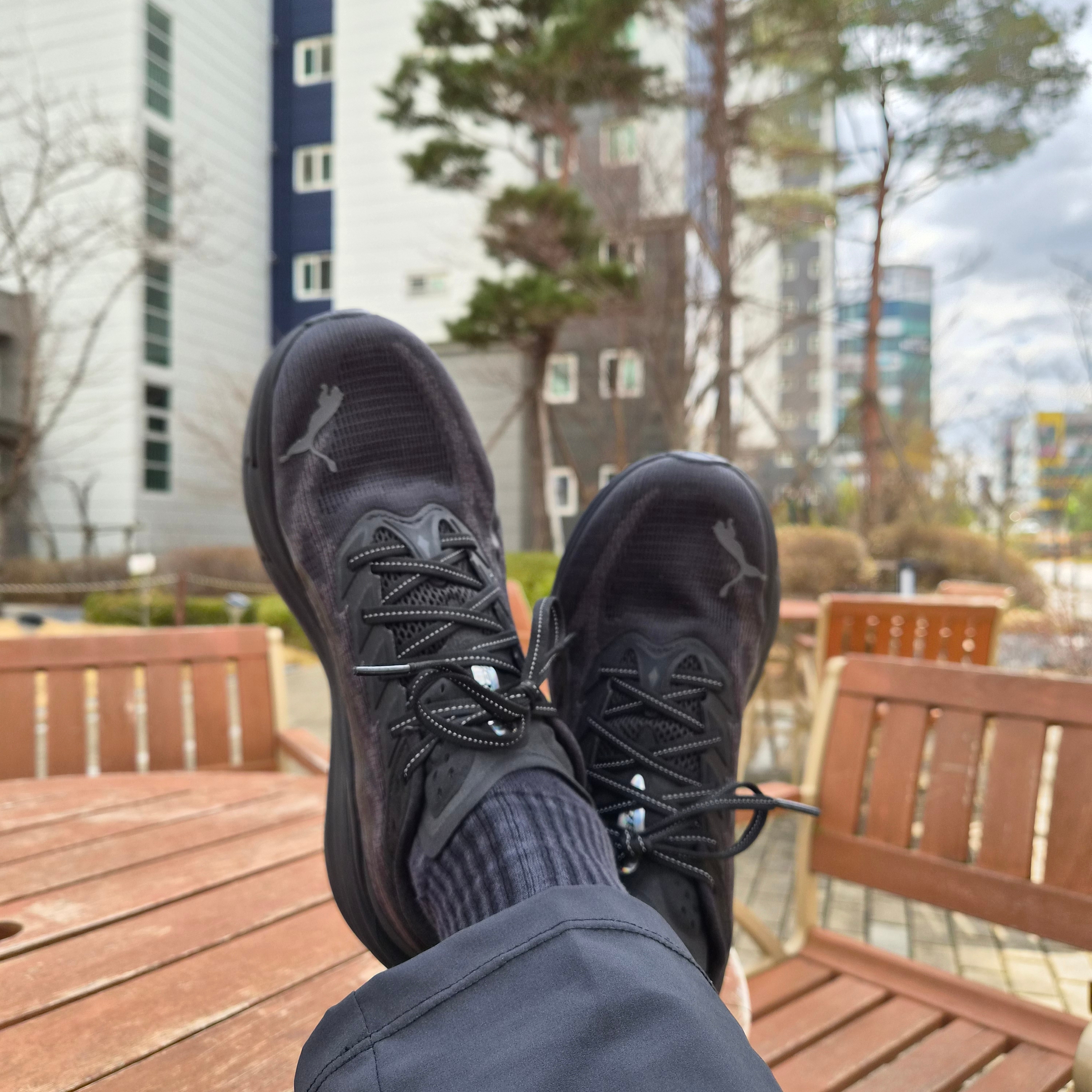 Puma Deviate Nitro 4 Wide Black Flat Dark Gray 착용 스타일 - 1