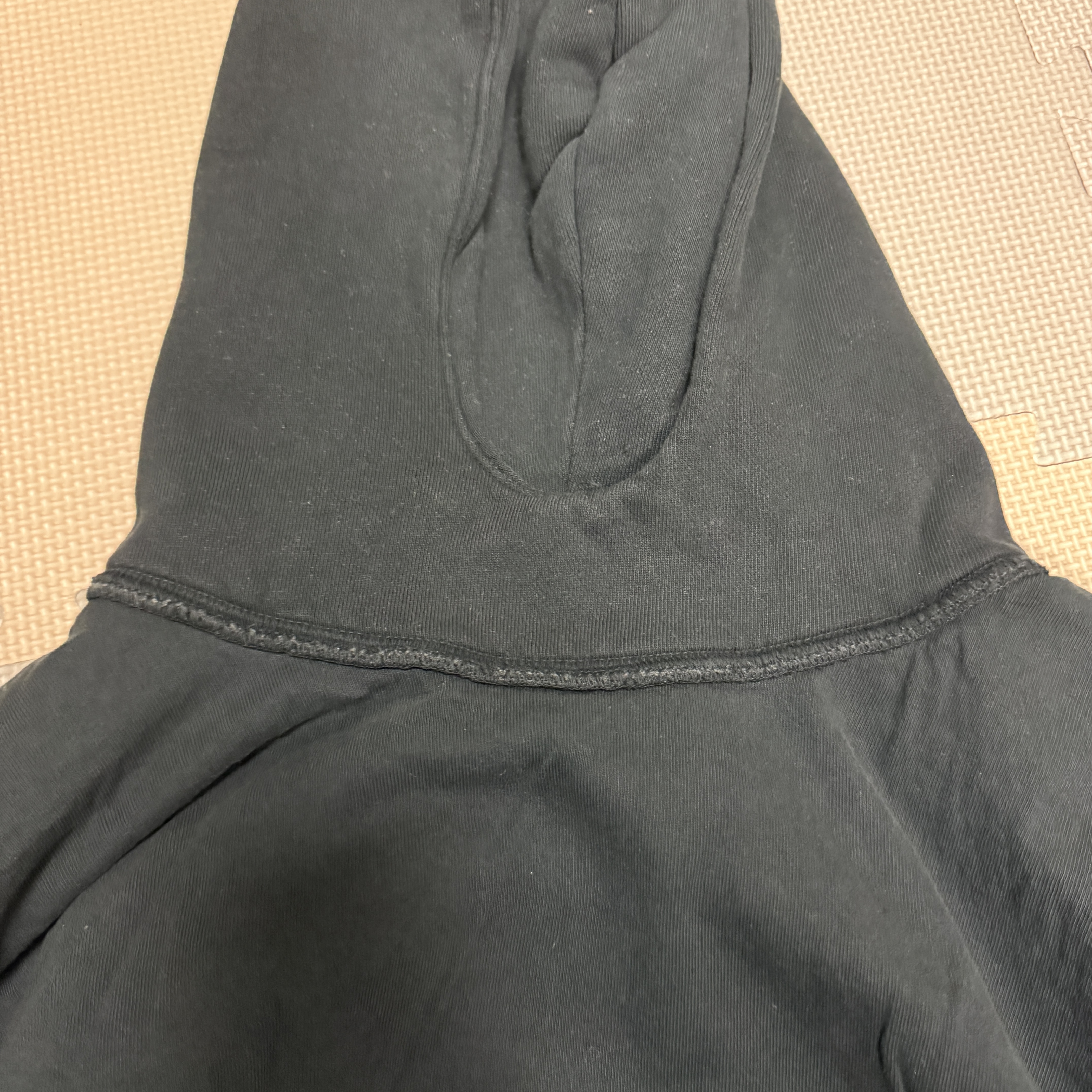 Yeezy Gap Engineered By Balenciaga Dove Hoodie Washed Black 착용 스타일 - 2
