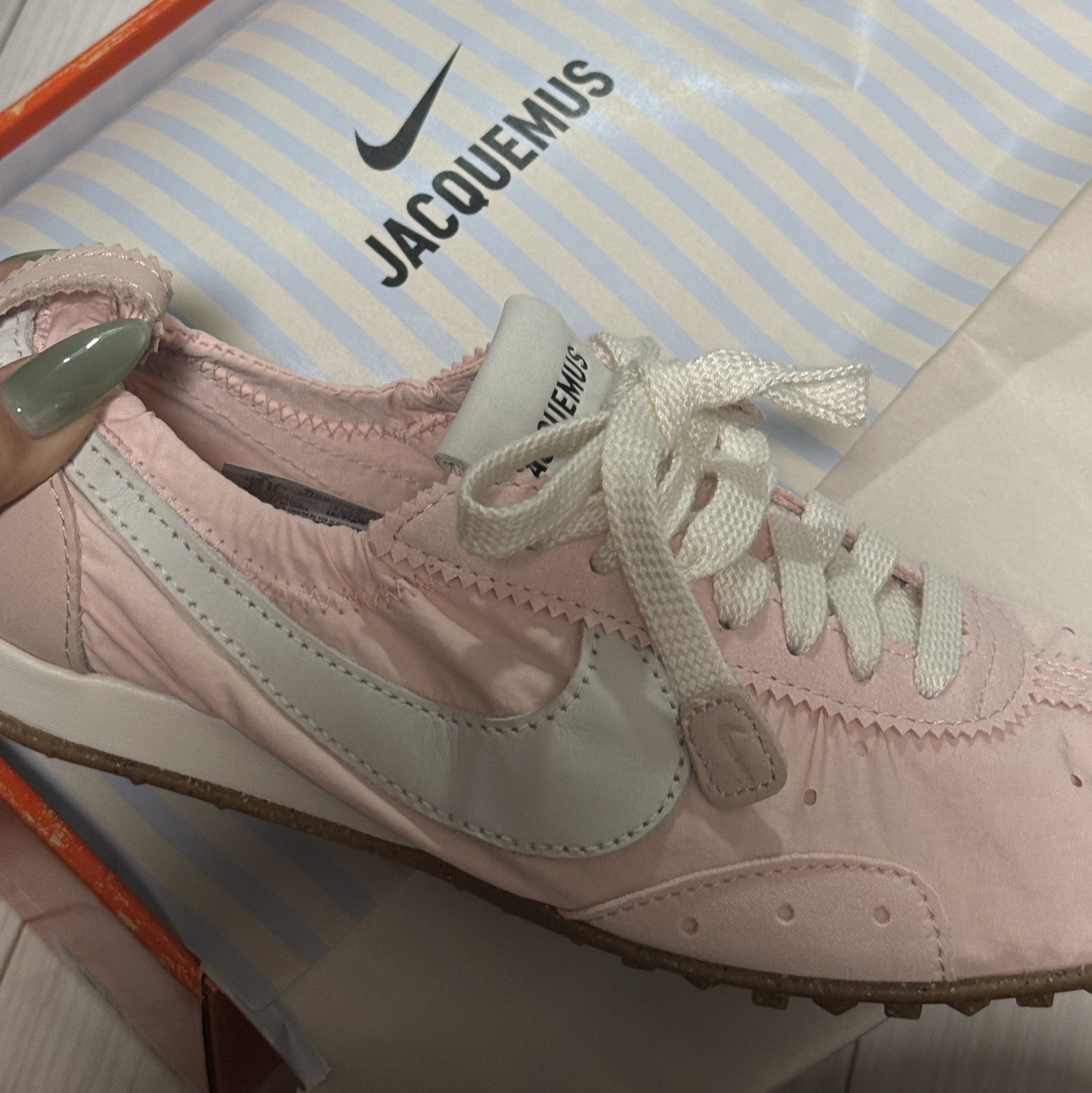 Nike x Jacquemus Moon Shoe SP Aluminum Pink Sail 착용 스타일 - 3