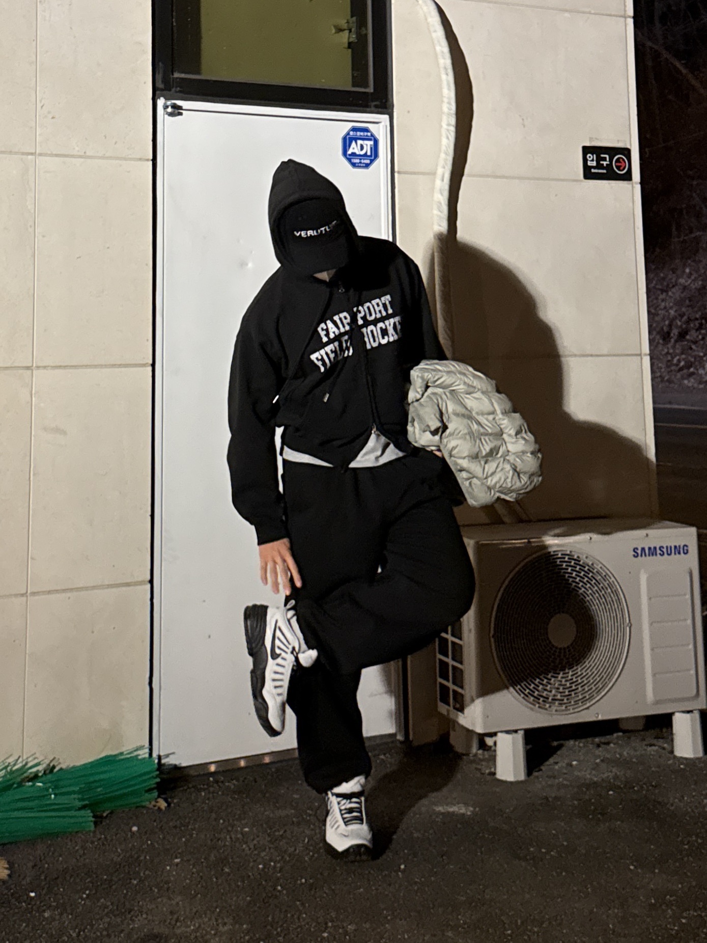 VERUTUM BC210CD Funky Serif Verutum Coduroy Ball Cap Navy, Nike x Ambush Air Adjust Force SP Summit White and Black 착용 스타일 - 3