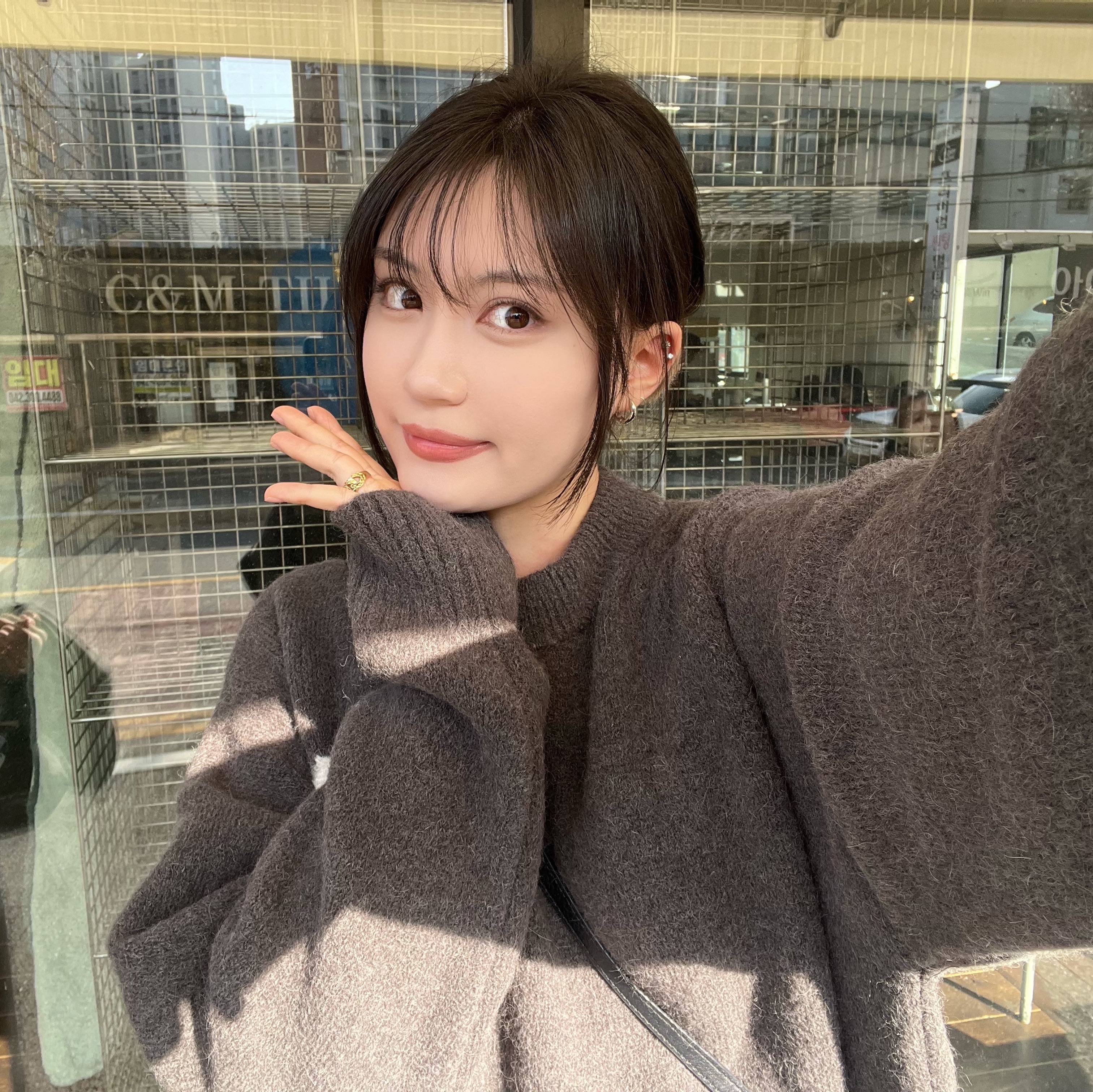 AMI de Coeur Cloudy Wool Sweater Dark Grey 착용 스타일 - 2