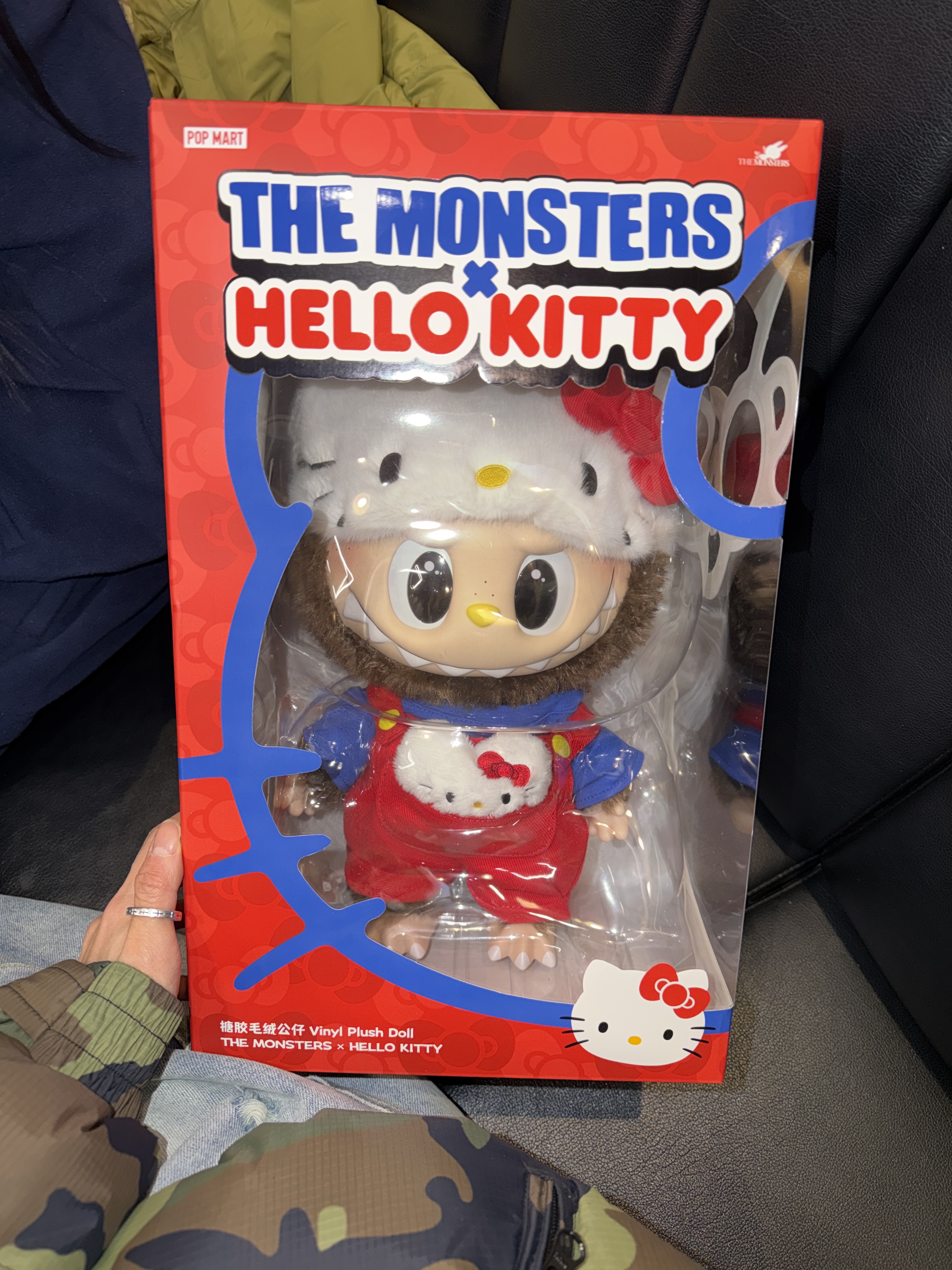 Pop Mart Labubu The Monsters x Hello Kitty Vinyl Plush Doll 착용 스타일
