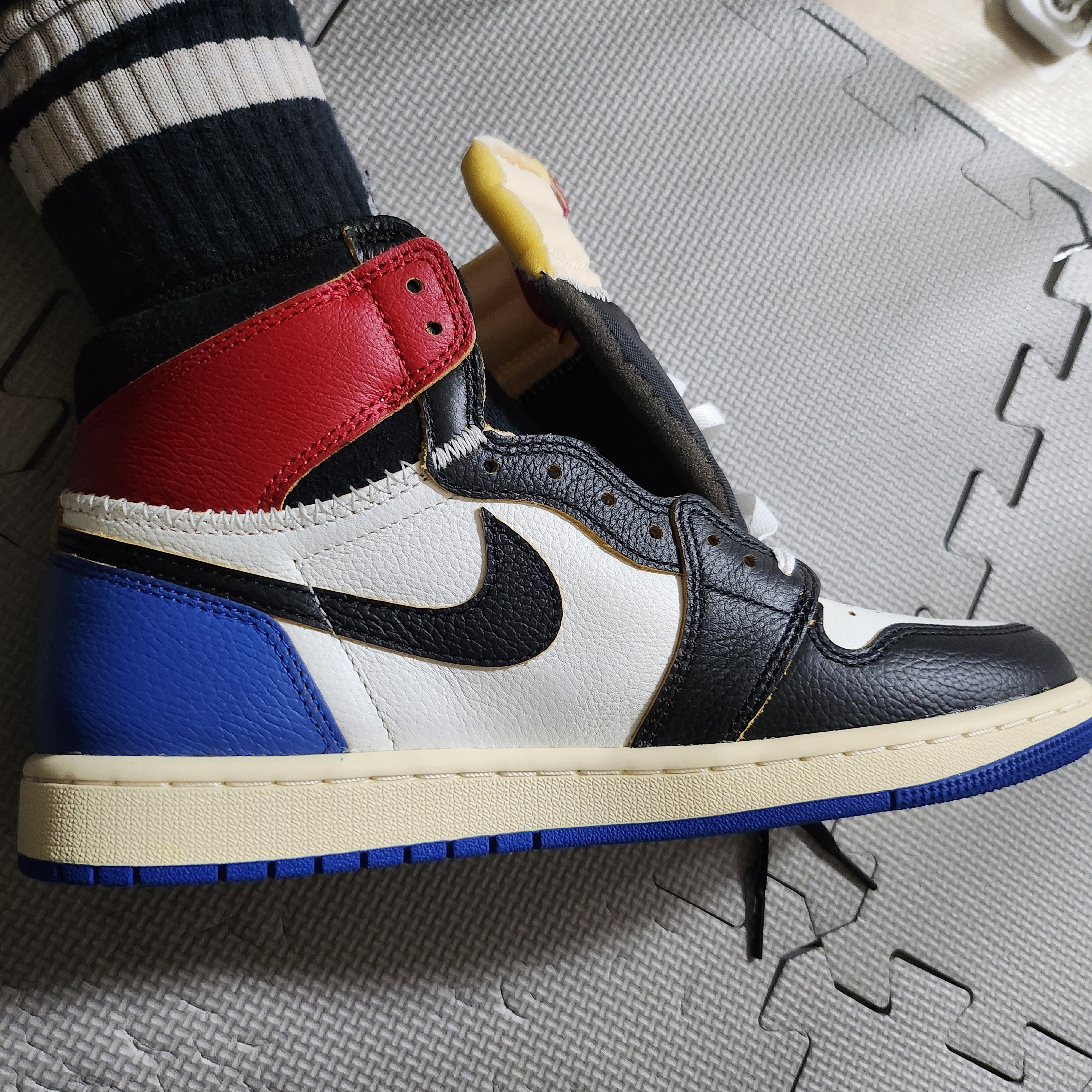 Jordan 1 x Fragment x Union LA Black and Varsity Red 착용 스타일 - 3