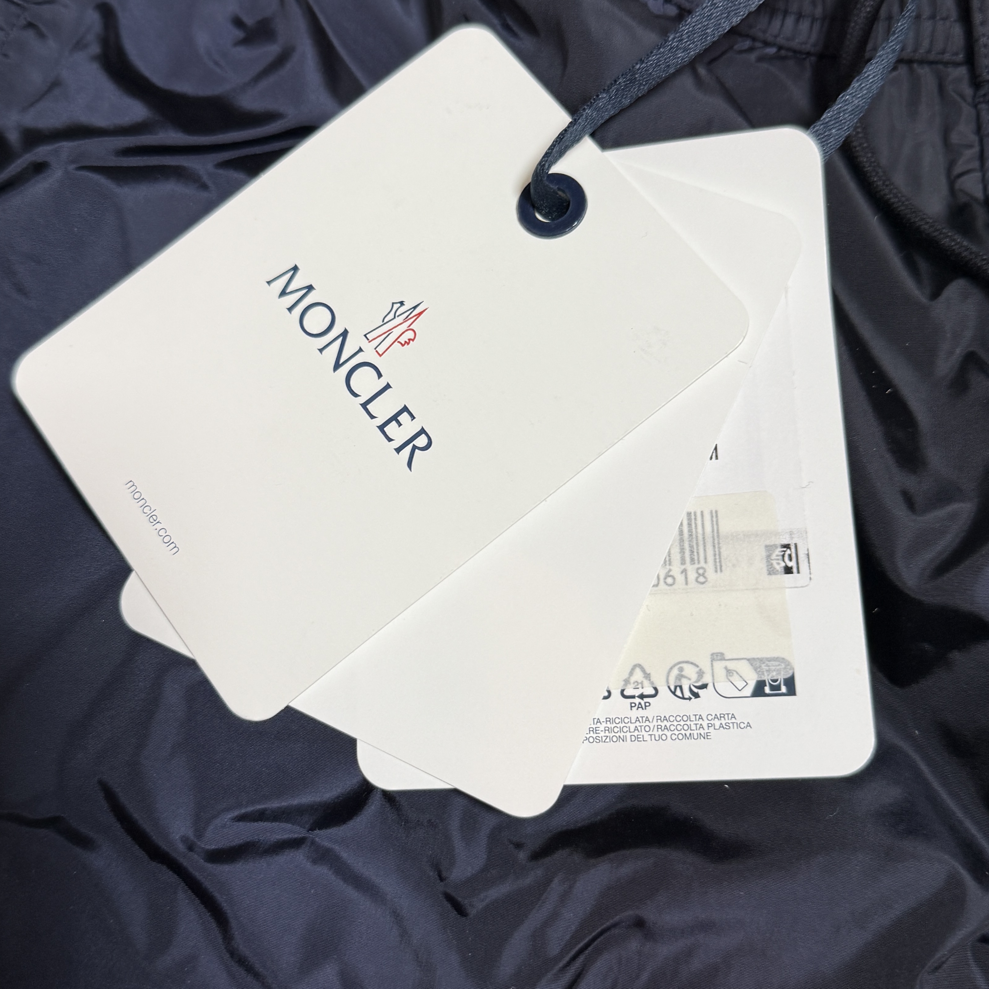 Moncler Logo Patch Swim Shorts Navy Blue - 25SS 착용 스타일 - 2