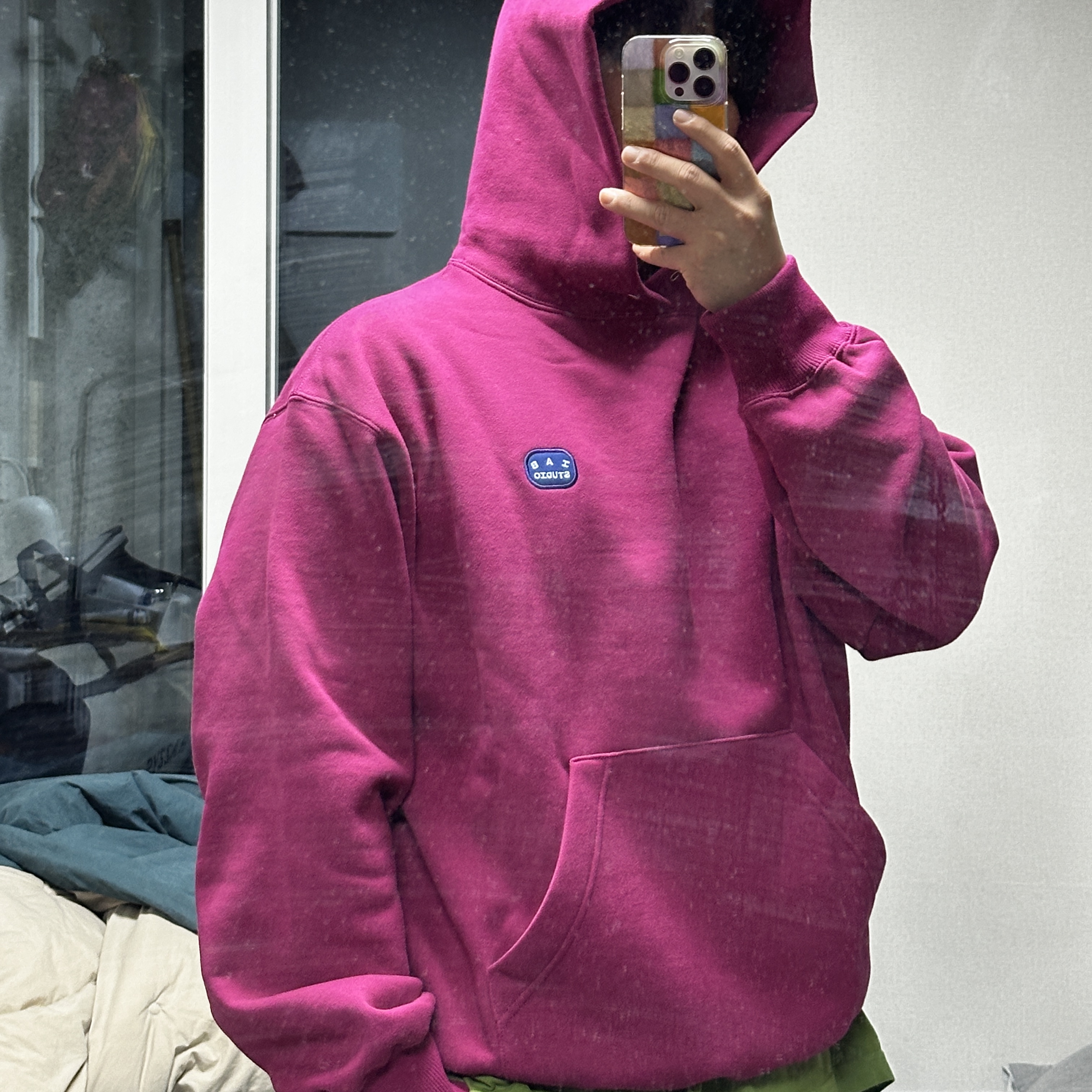 IAB Studio IAB Patch Hoodie Magenta 착용 스타일