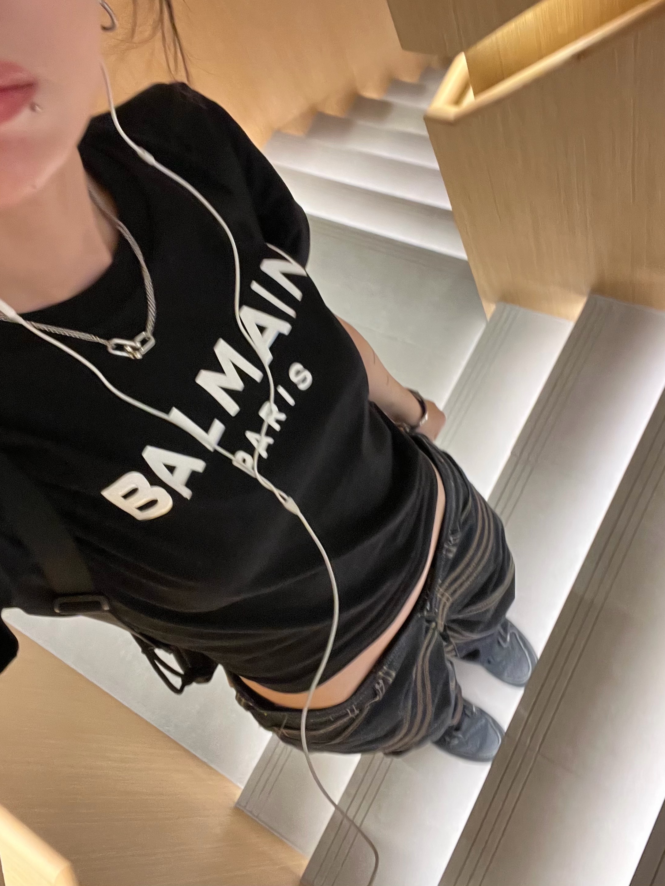 Balmain Eco Designed Cotton T-Shirt with Logo Print Black Silver, Supreme S Logo Rigid Baggy Jean Rigid Indigo - 25SS 착용 스타일 - 1