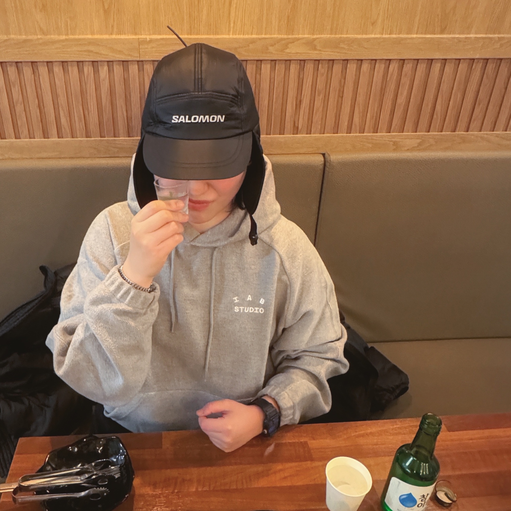 IAB Studio Herringbone Hoodie Gray White, Salomon Thermo Trapper Hat Black 착용 스타일