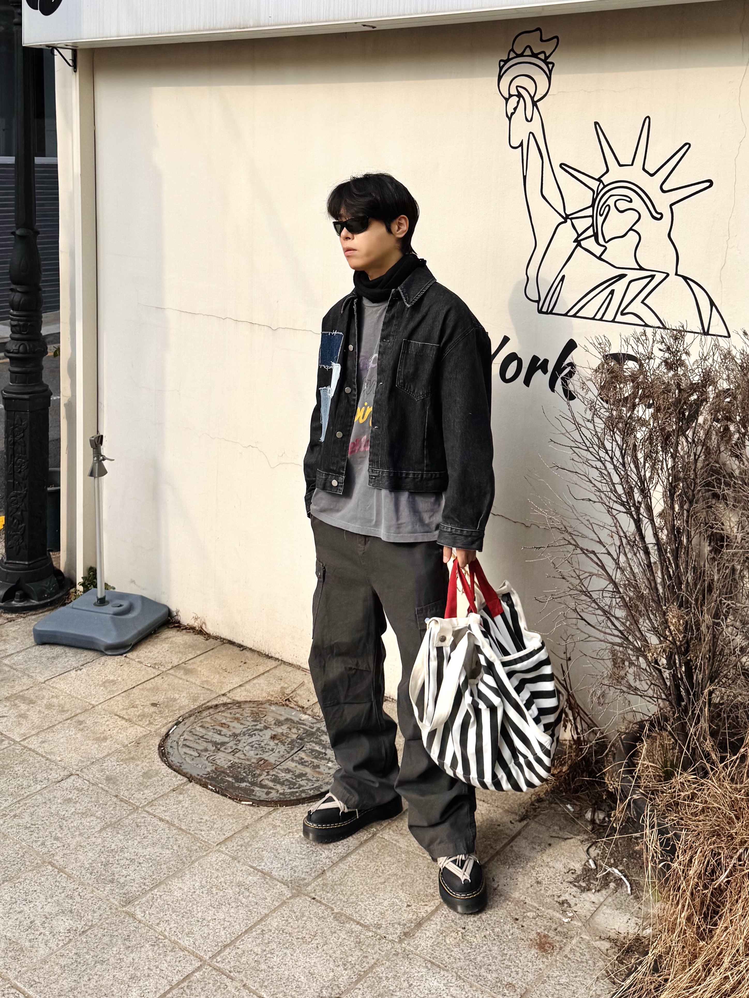 Dr. Martens x Rick Owens 1460 Quad Sole Mega Lace Boots Black, Ray-Ban Balorama Polished Black Frame G-15 Green Polarized Lense High Bridge Fit 착용 스타일 - 1